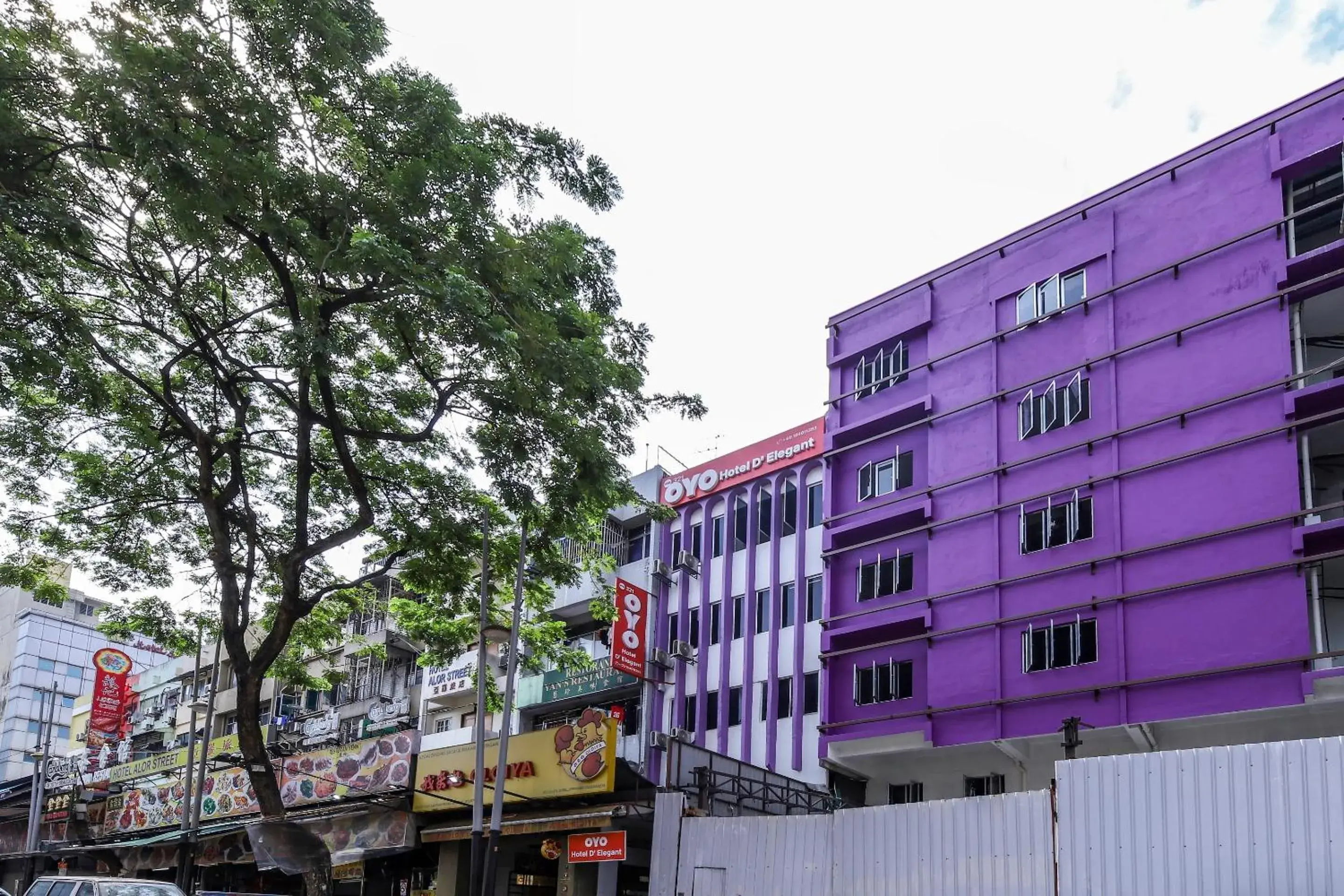 Facade/entrance, Property Building in OYO 321 Hotel D'Elegant