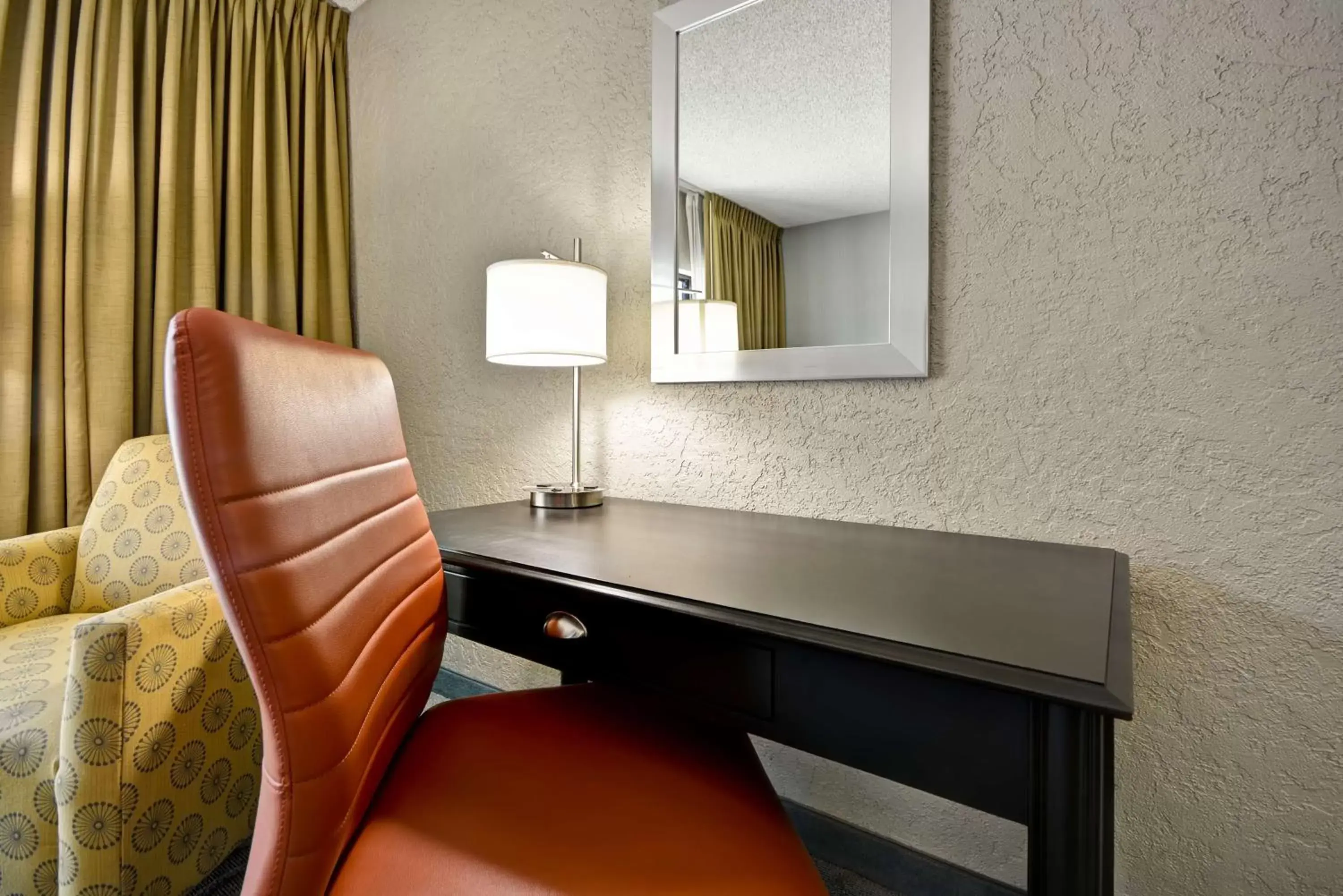 Bedroom, TV/Entertainment Center in DoubleTree by Hilton Phoenix North
