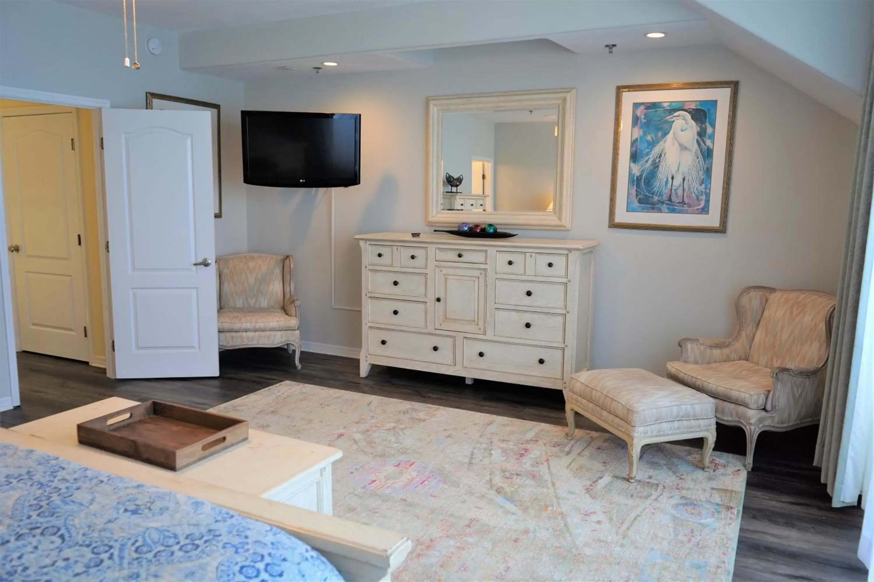 Bedroom, TV/Entertainment Center in Glunz Ocean Beach Hotel and Resort