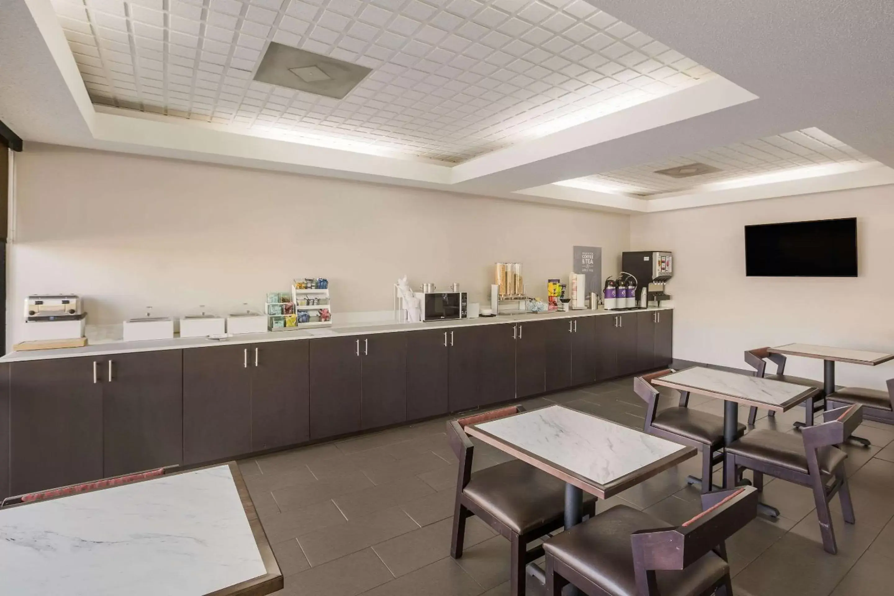 Restaurant/places to eat in Clarion Pointe Forsyth I-75 Restaurant/places to eat in Clarion Pointe Forsyth I-75