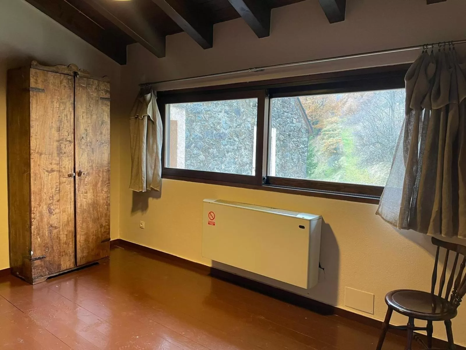 Photo of the whole room in Hotel Cruells