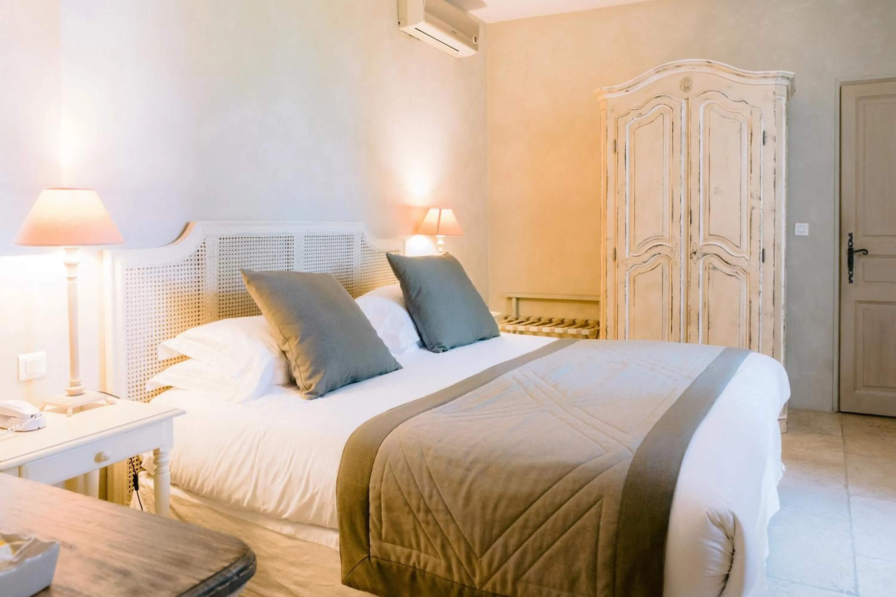 Bedroom, Bed in Le Mas De La Rose - Teritoria