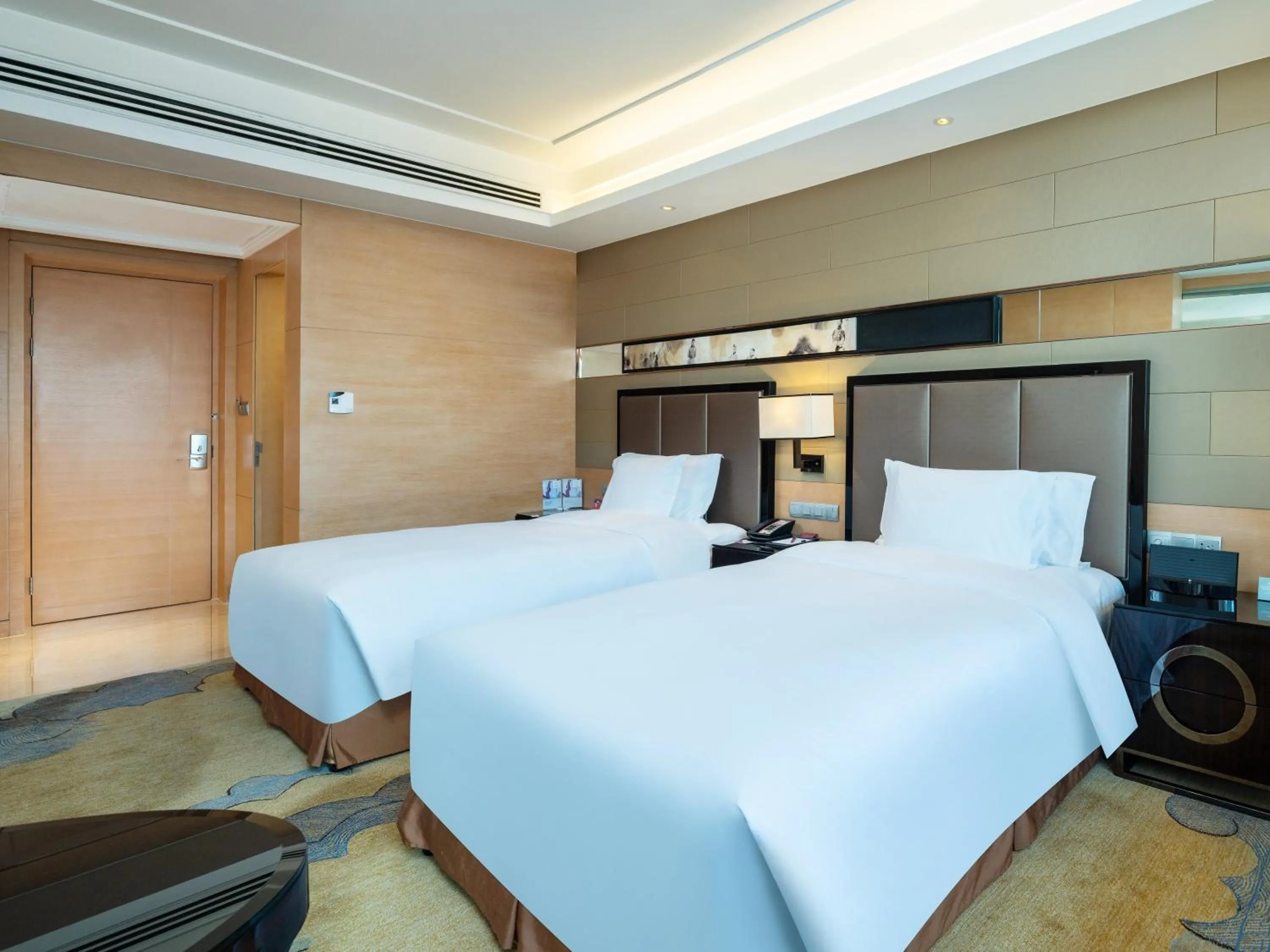Photo of the whole room, Bed in Crowne Plaza Xi'an by IHG