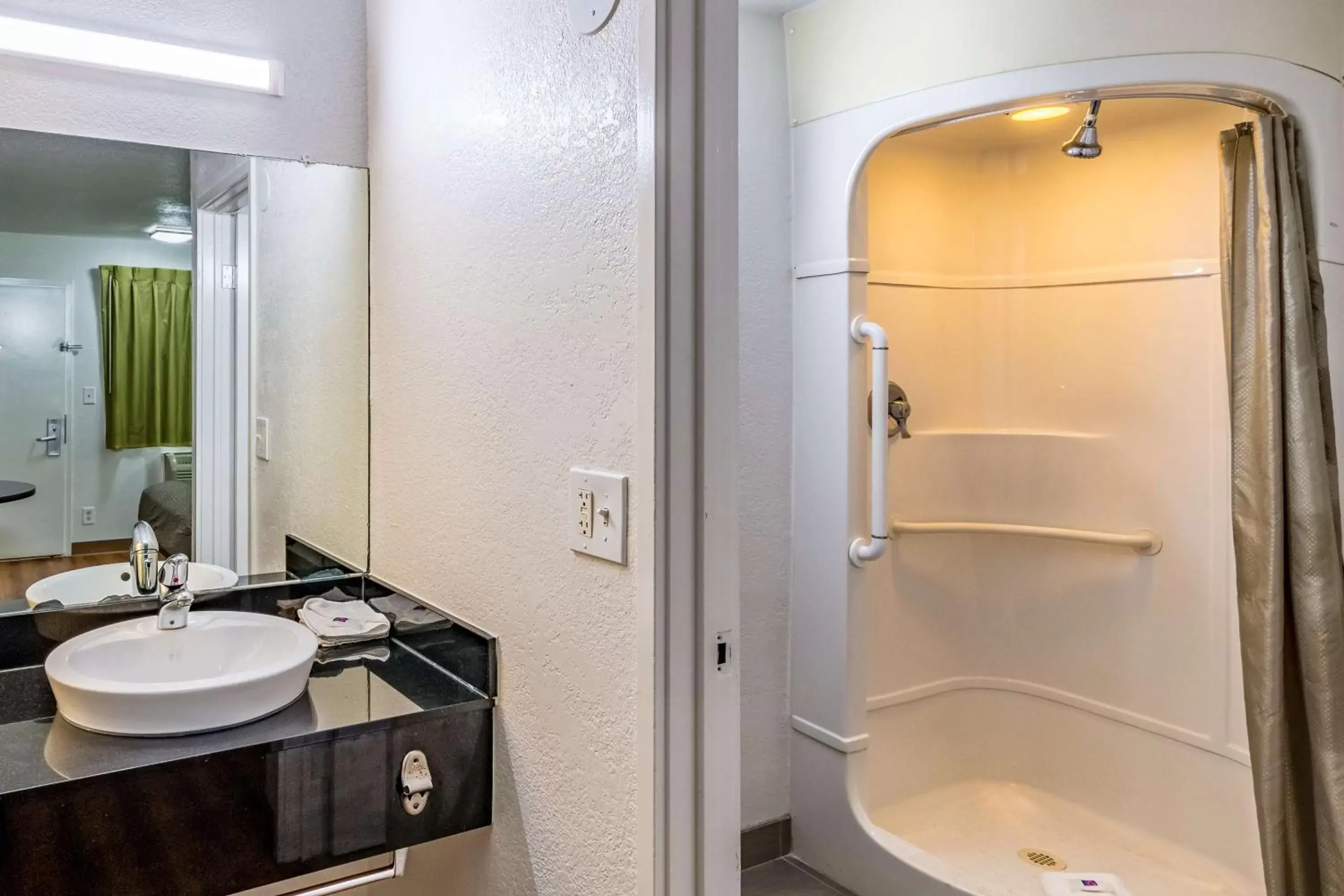 Bathroom in Motel 6-Bellmead, TX - Waco