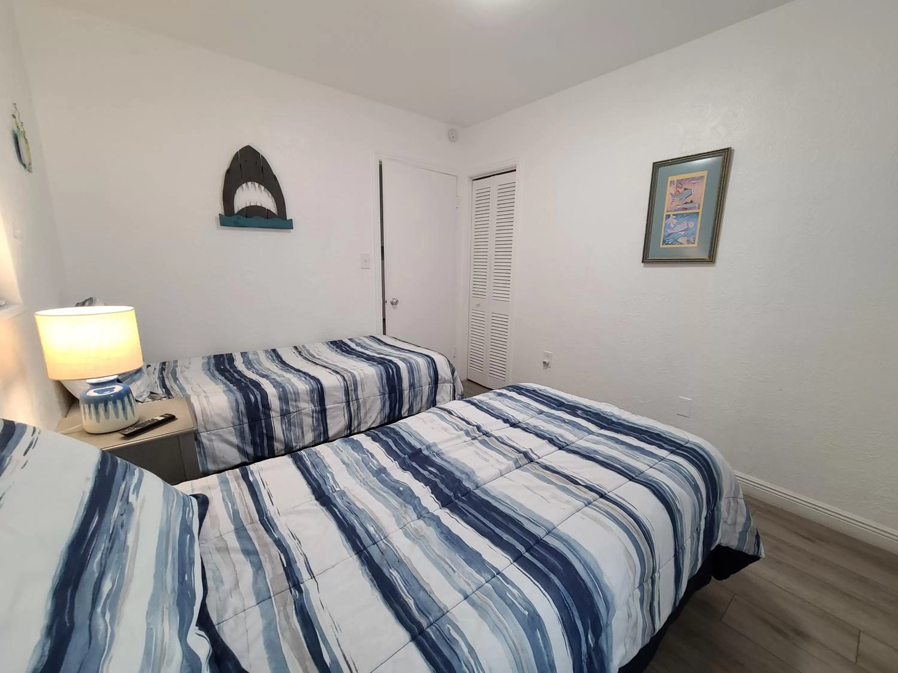 Bed in Sun Island Motel