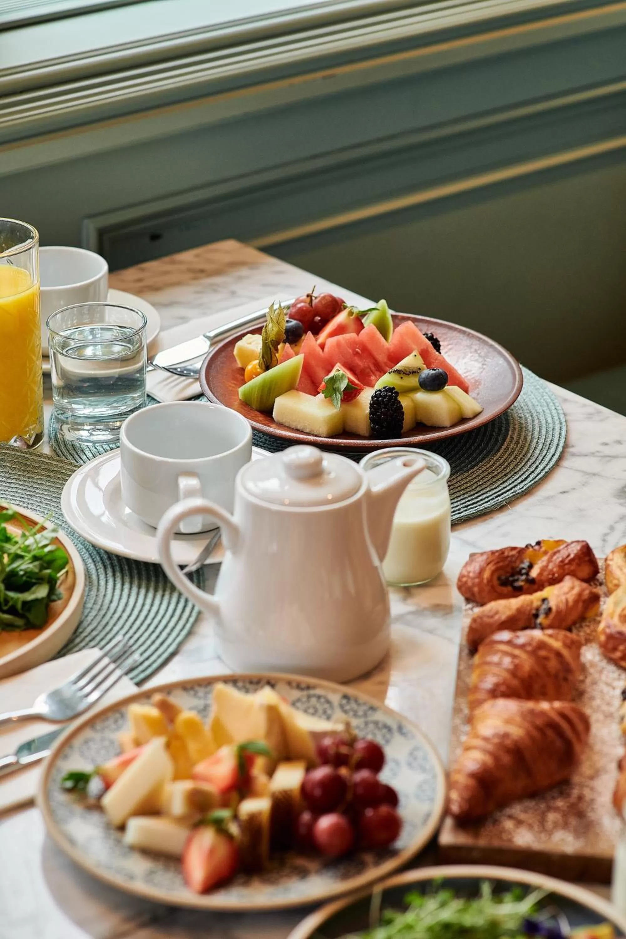 Restaurant/places to eat in Melia White House Hotel