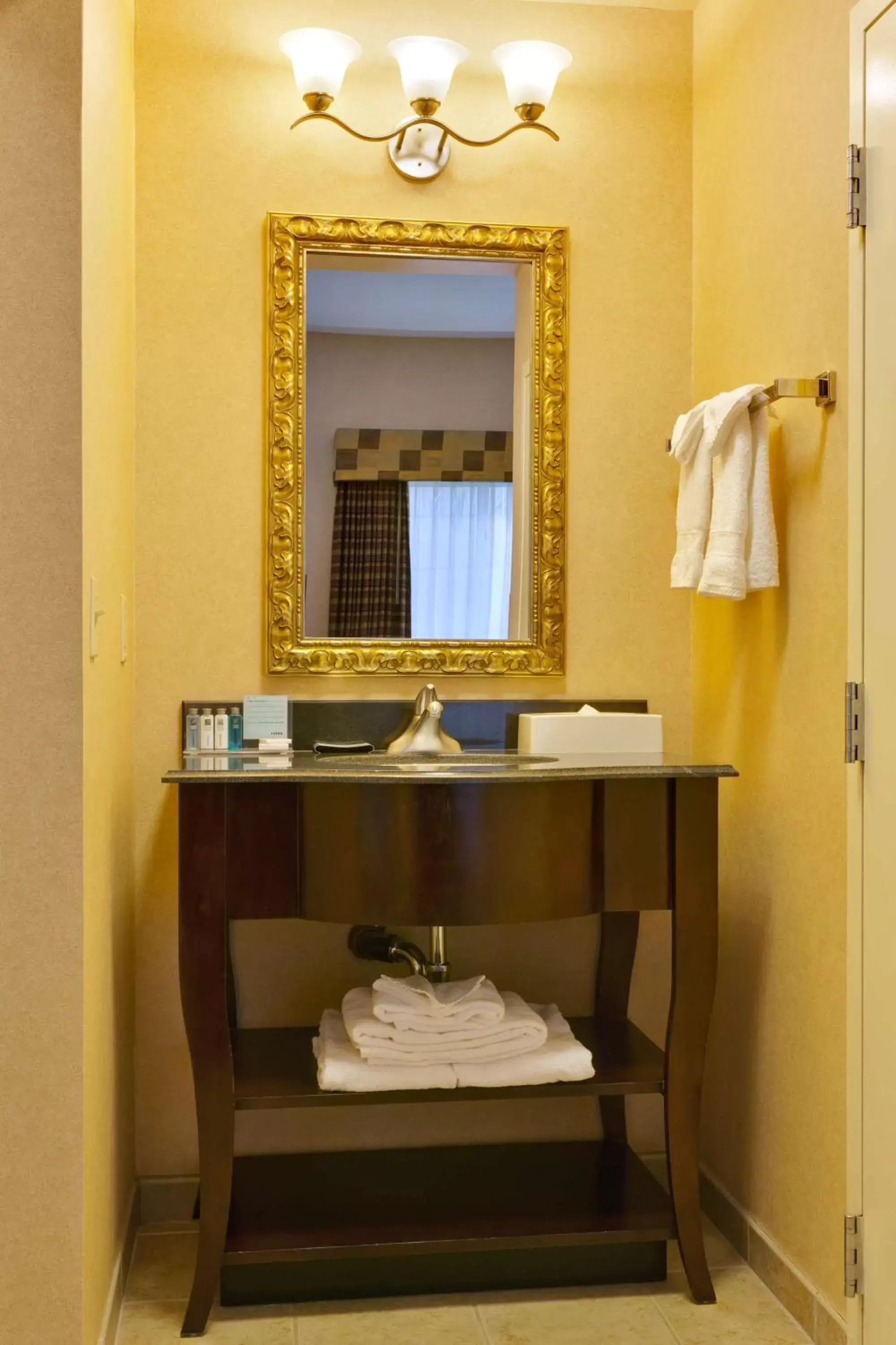 Bathroom in Hampton Inn & Suites Sacramento-Airport-Natomas