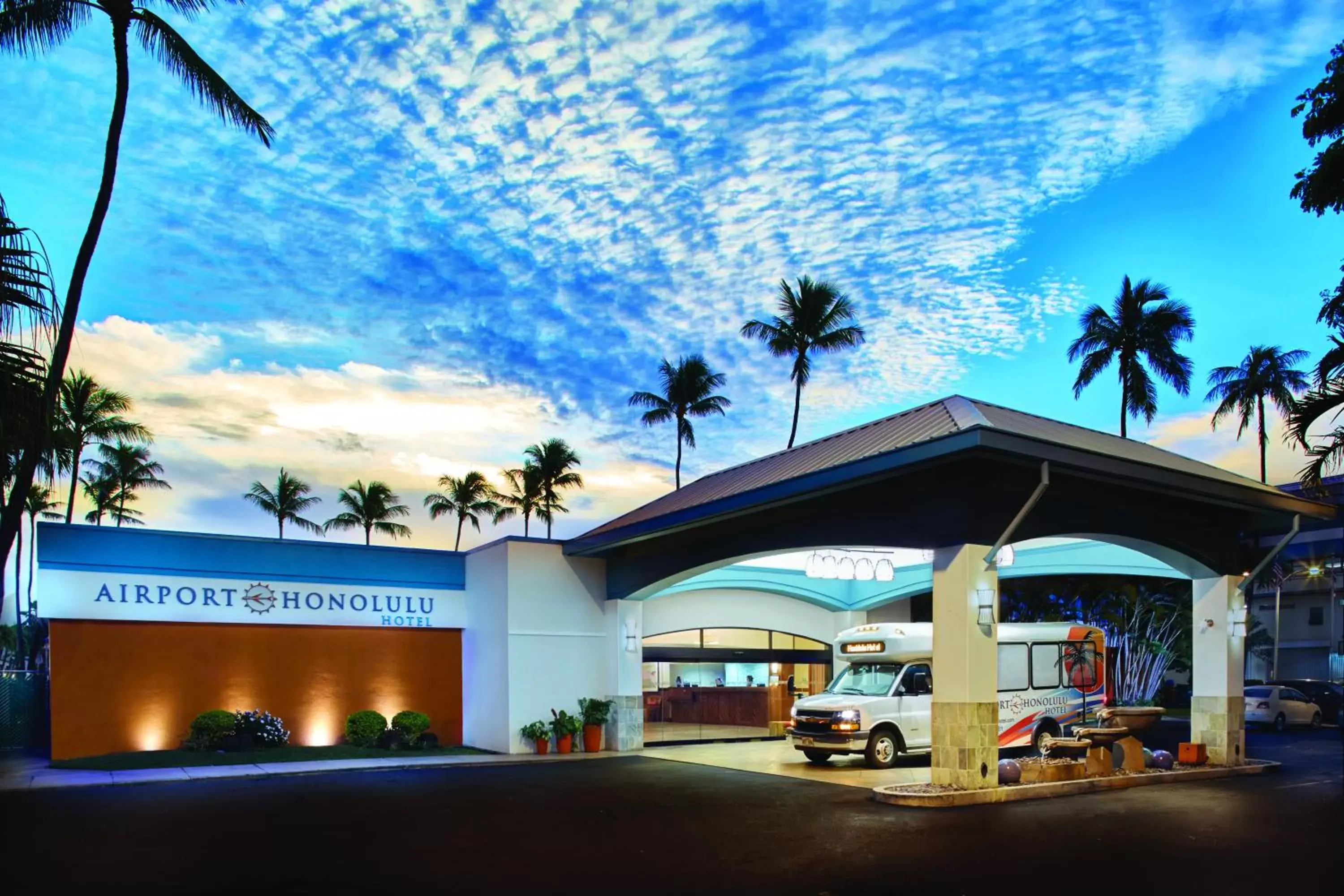 Communal lounge/ TV room, Property Building in Airport Honolulu Hotel