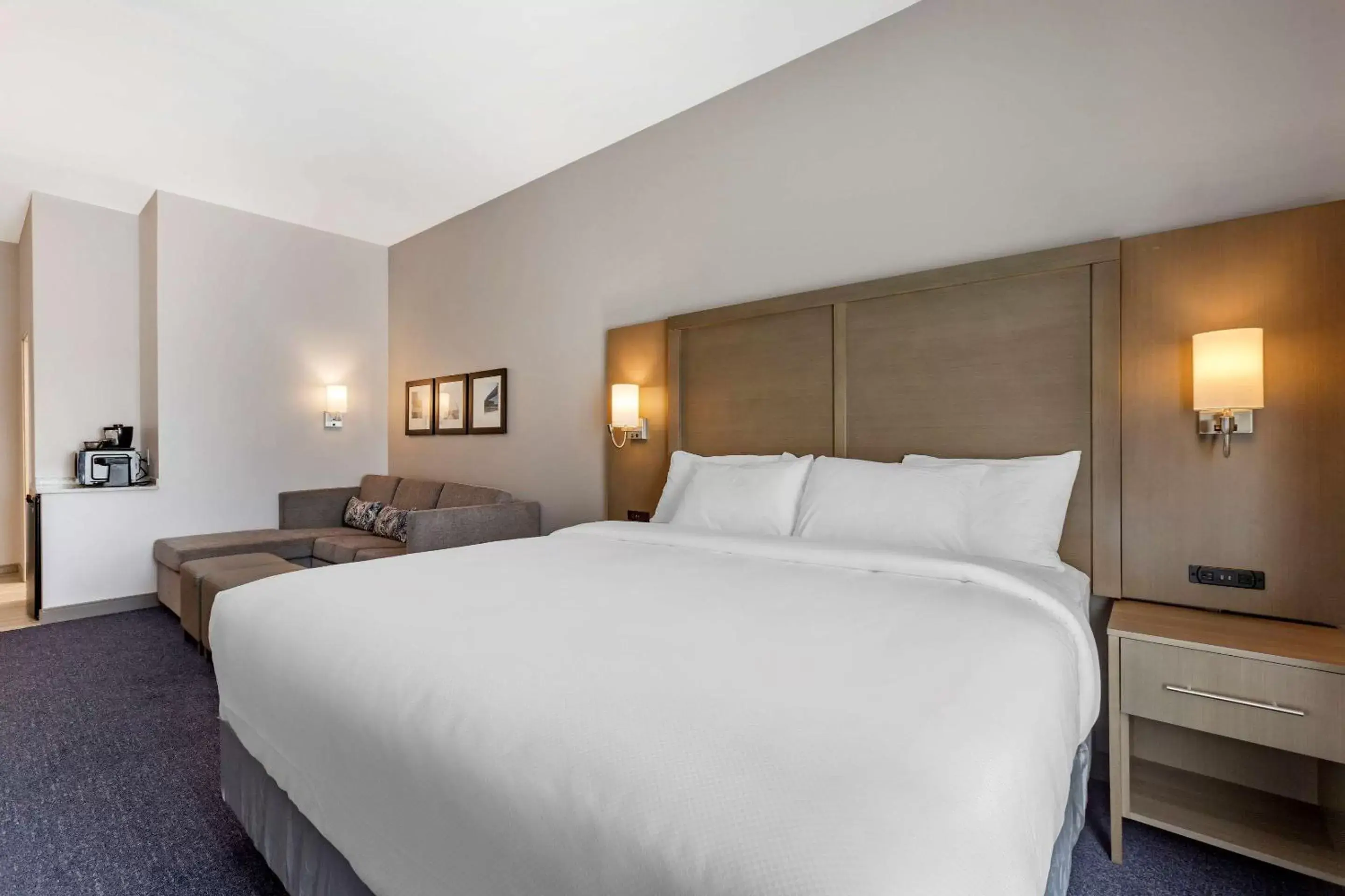 Bed in Comfort Suites Scottsdale Talking Stick Entertainment District