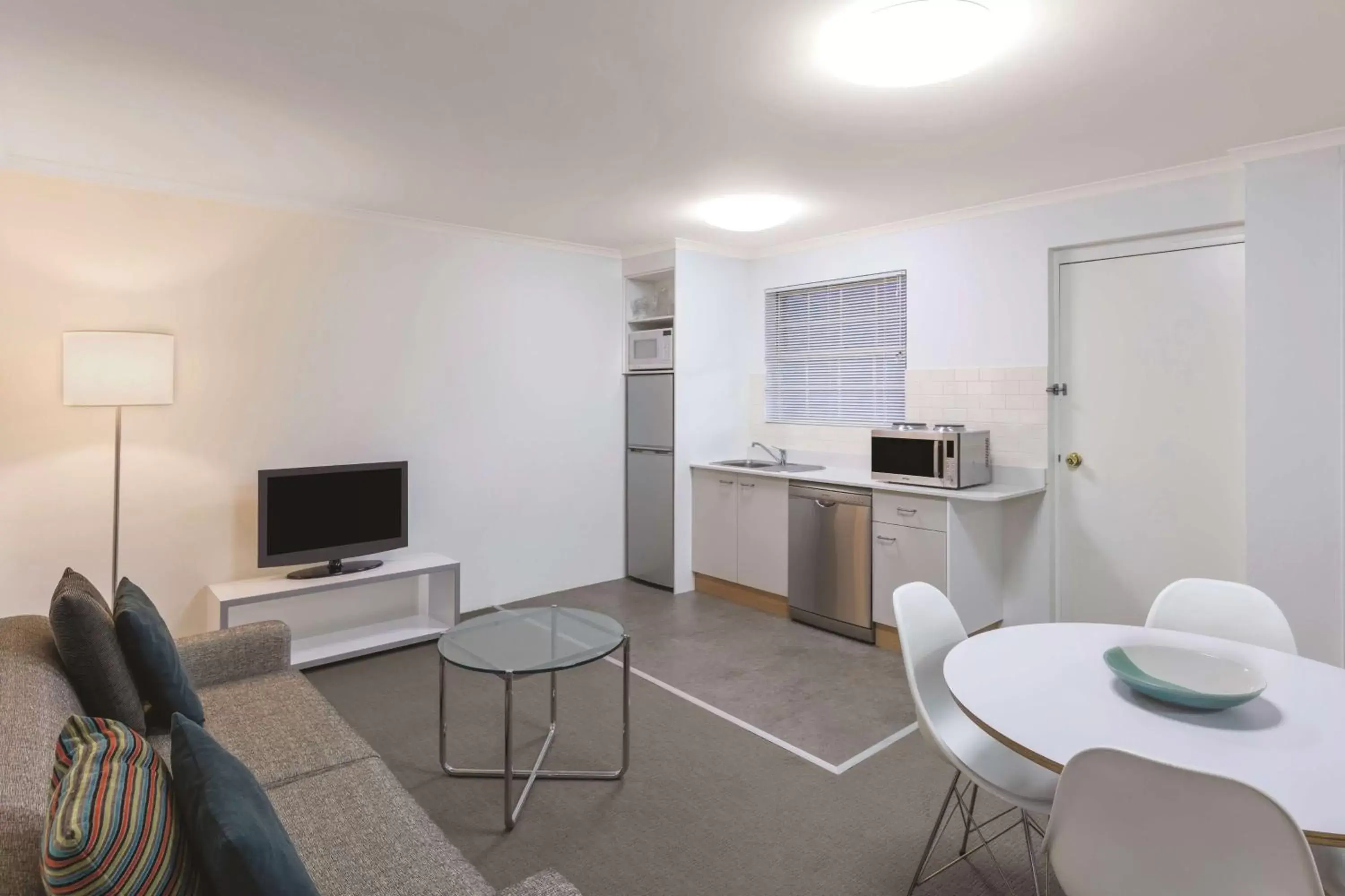 Bedroom, Kitchen/Kitchenette in Adina Serviced Apartments Canberra Kingston