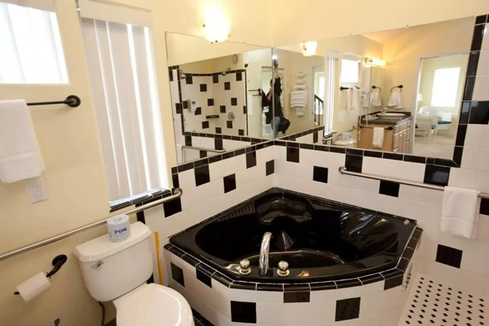 Kitchen/Kitchenette in Driftwood Inn