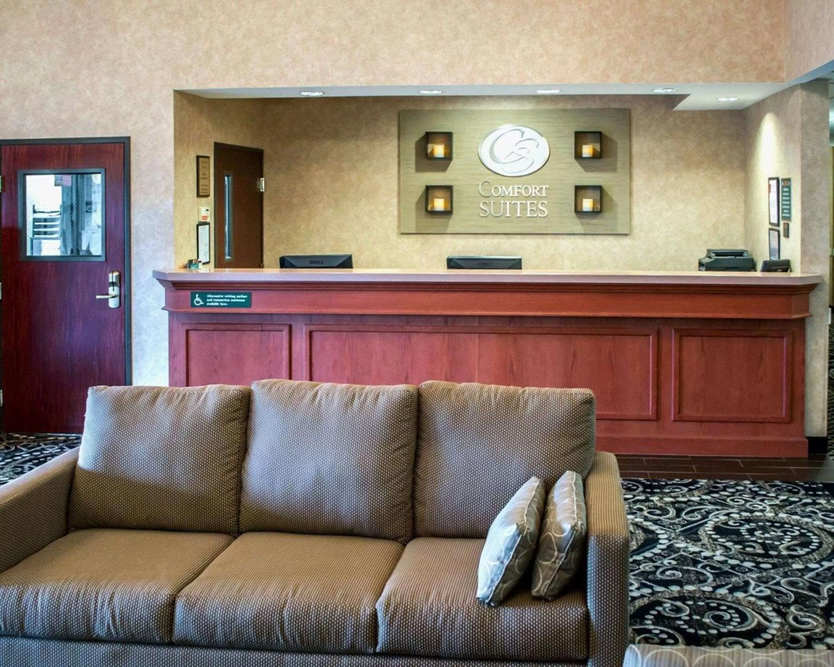 Lobby or reception in Comfort Suites Portland Southwest
