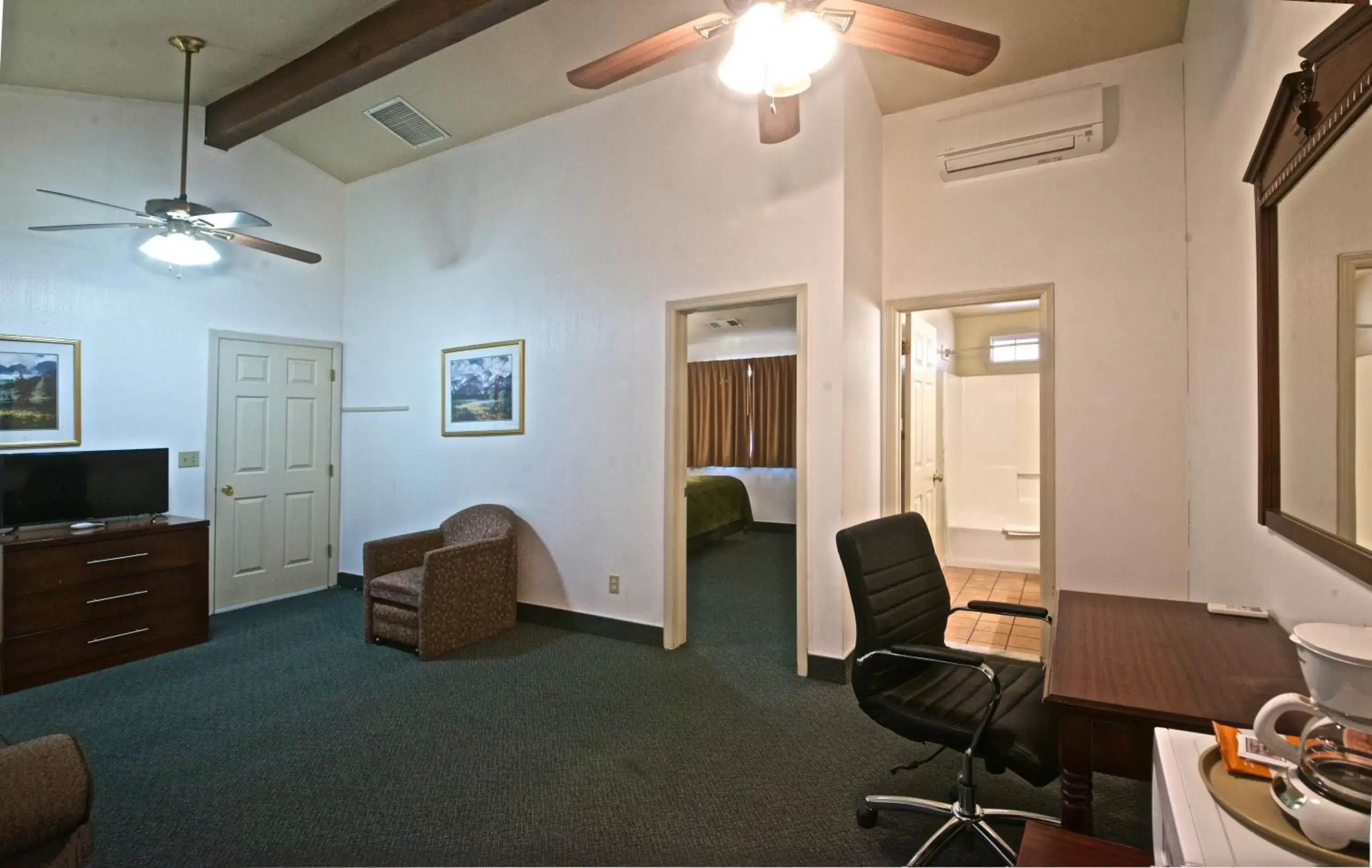 Living room, Seating Area in Quality Inn Yosemite Valley Gateway