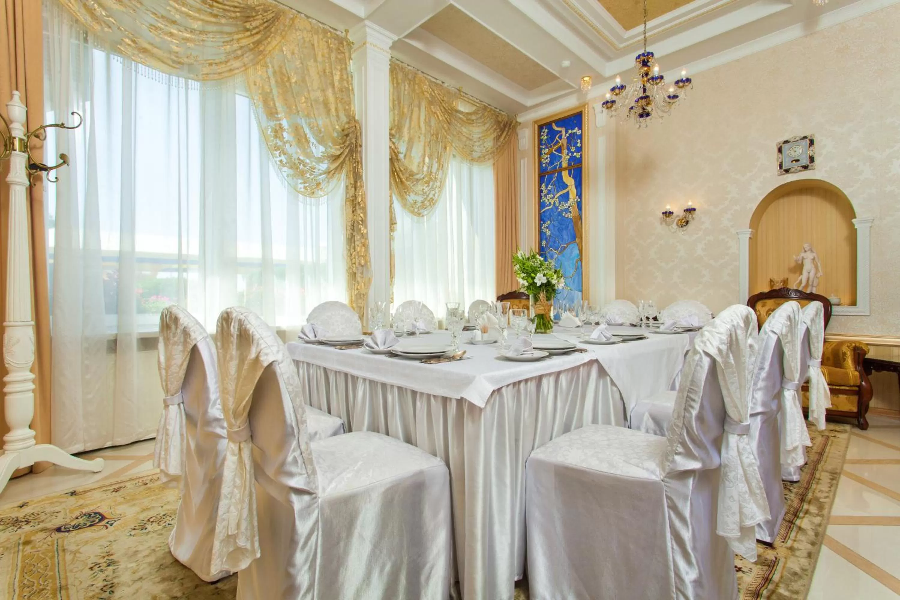Restaurant/places to eat in Conference Hotel Suputnyk