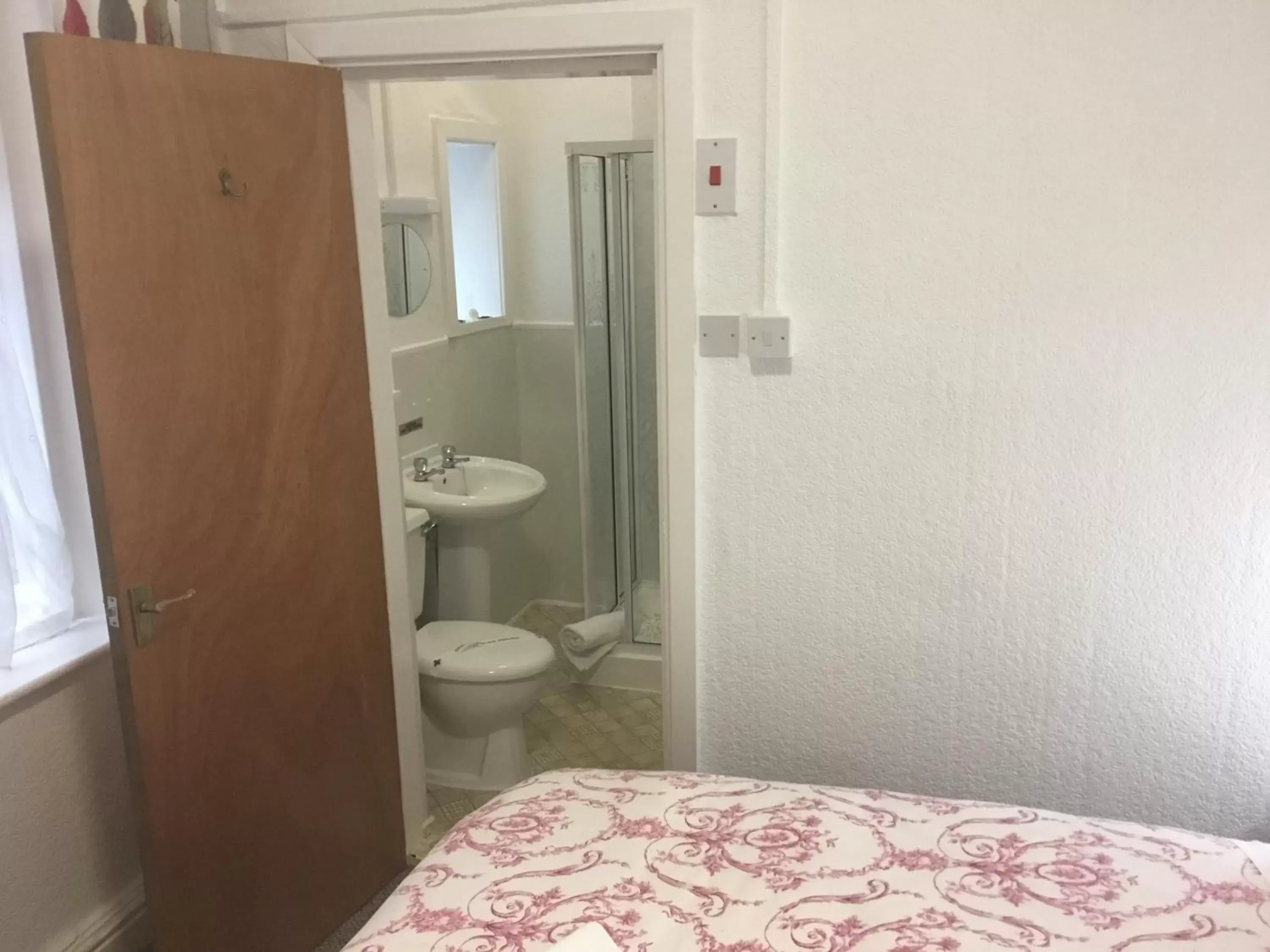 Bed, Bathroom in Danescourt Lodge