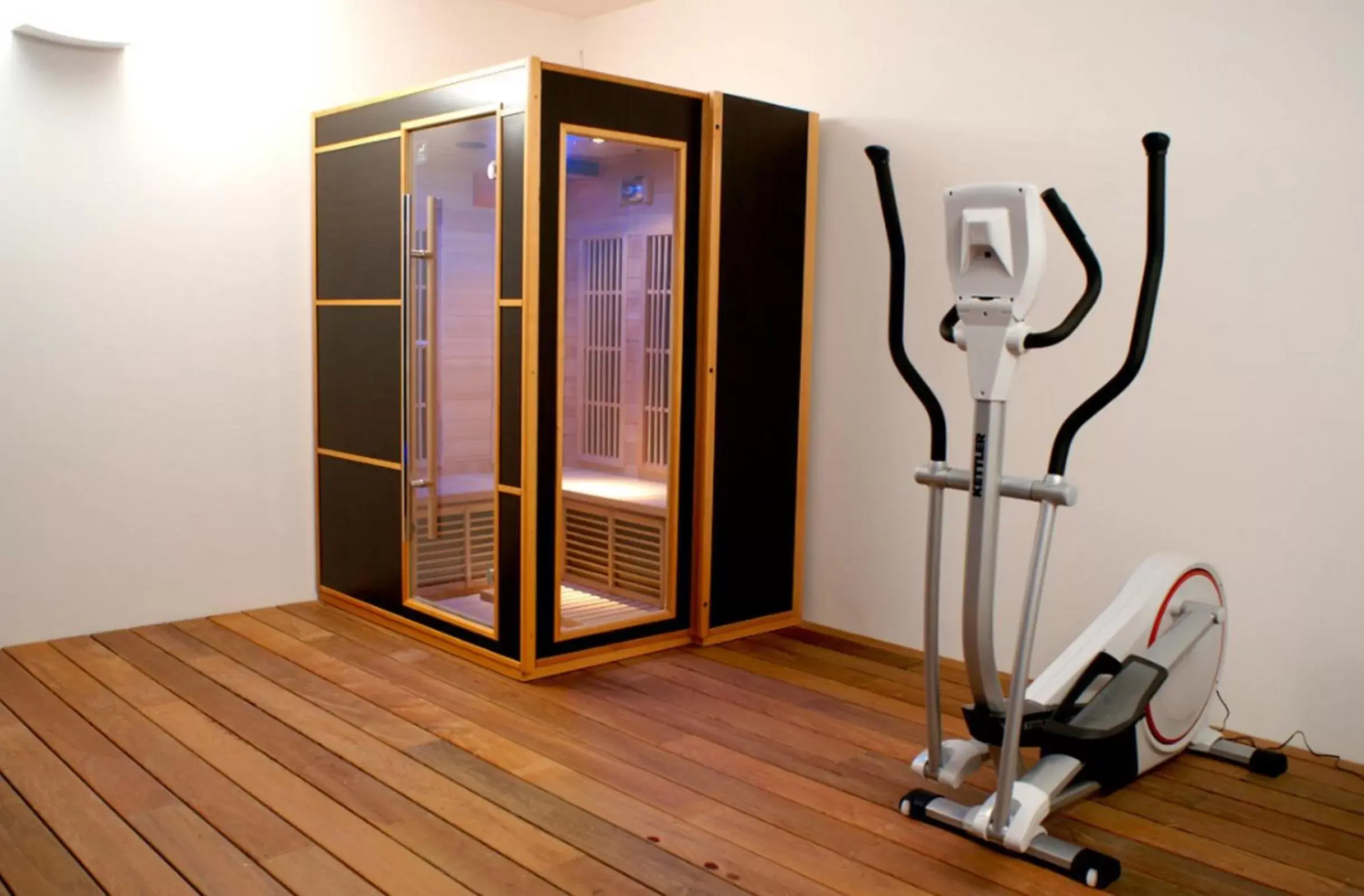 Sauna, Fitness Center/Facilities in The Originals Boutique, Hôtel La Grange, Niort (Qualys-Hotel)