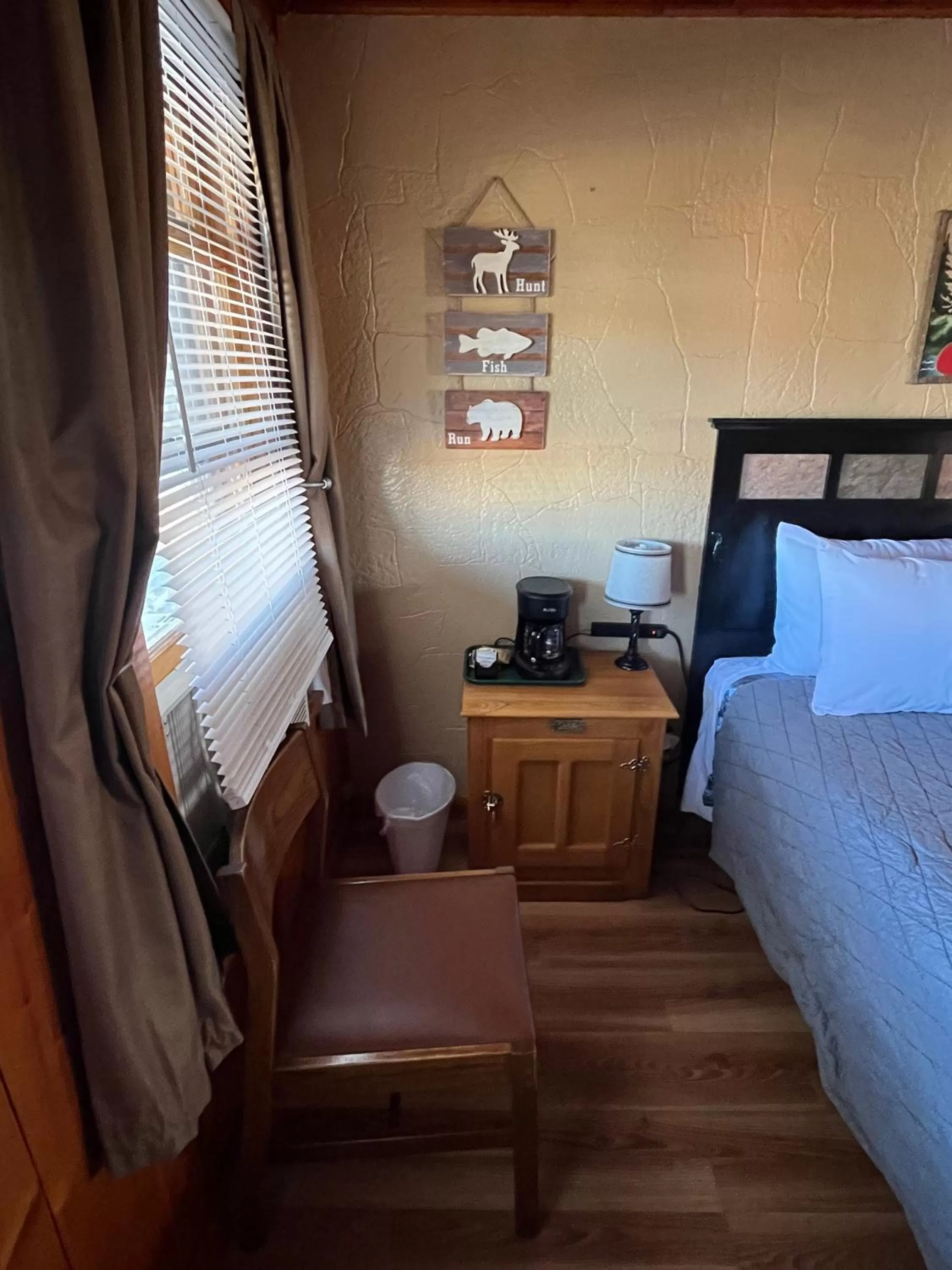 Seating area, Bed in Lodge at Poncha Springs