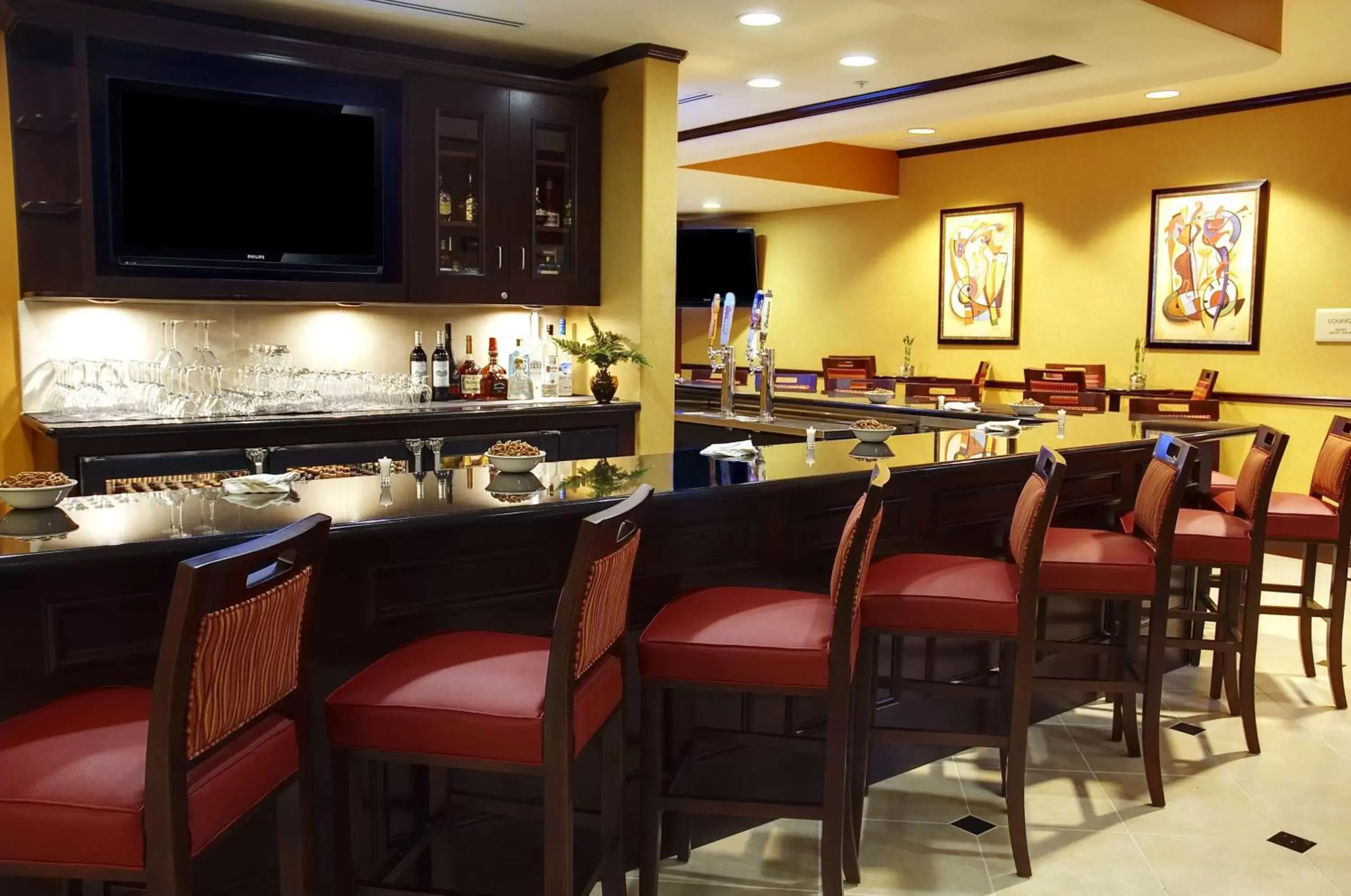 Lounge or bar, Restaurant/Places to Eat in Hilton Garden Inn Fontana