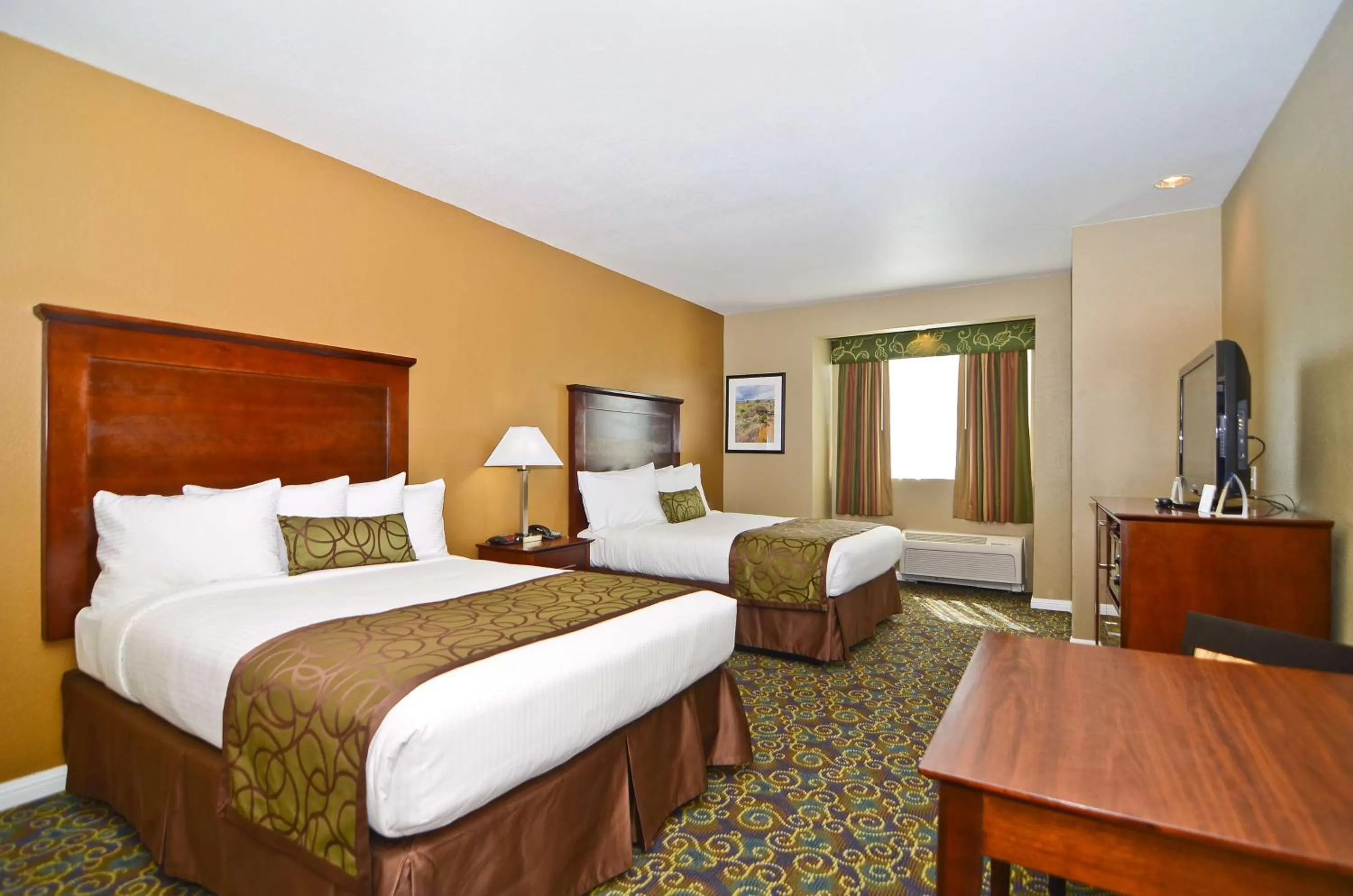 Queen Room with Two Queen Beds - Disability Access/Bathtub in Best Western California City Inn & Suites