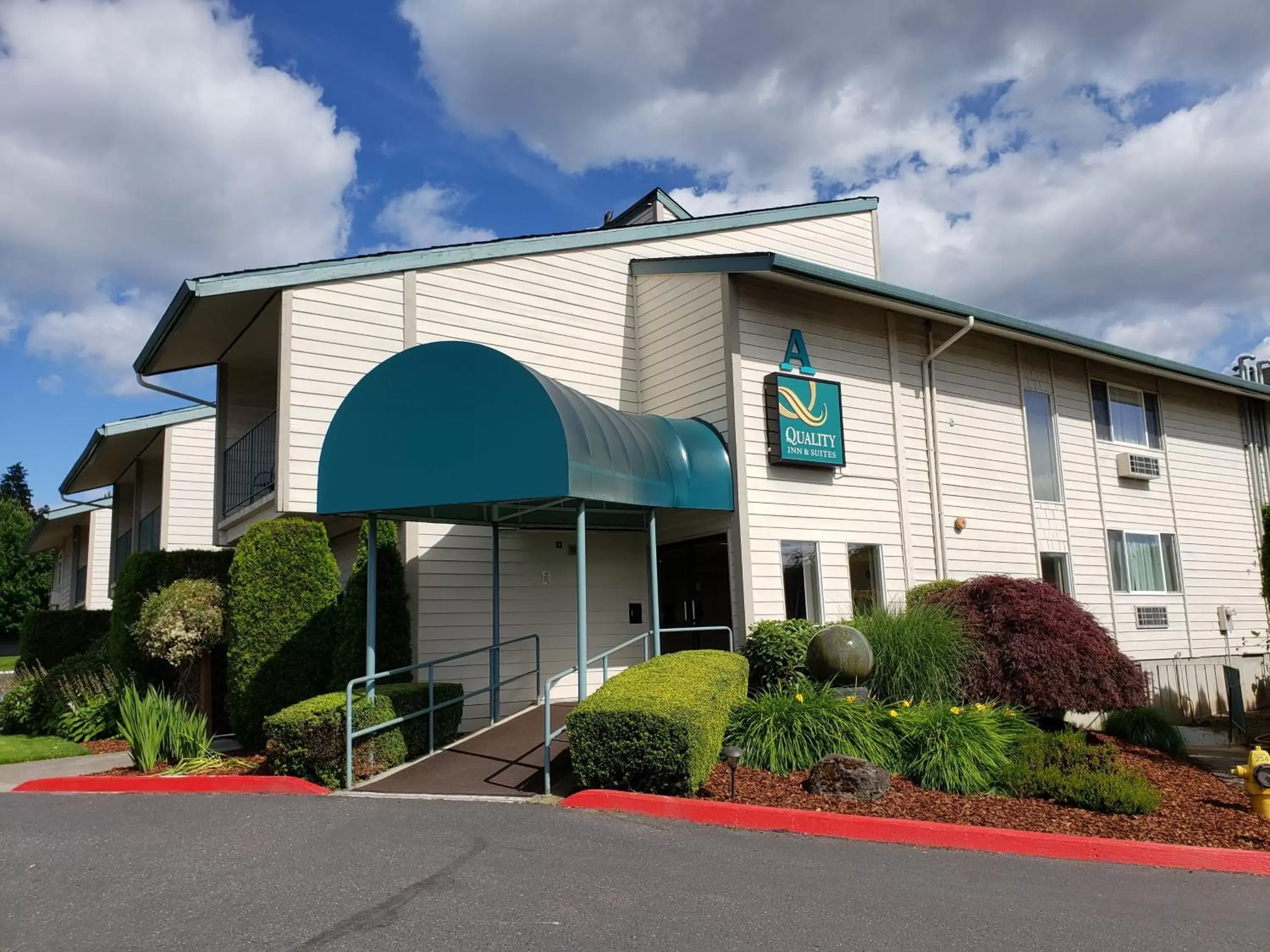 Property Building in Quality Inn & Suites Vancouver