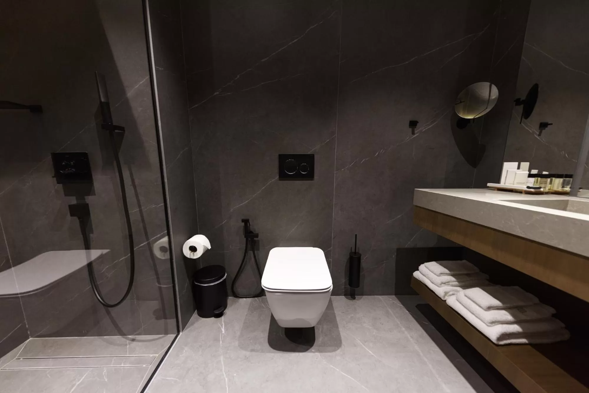 Shower in Hotel Uji Ftohte Tepelene