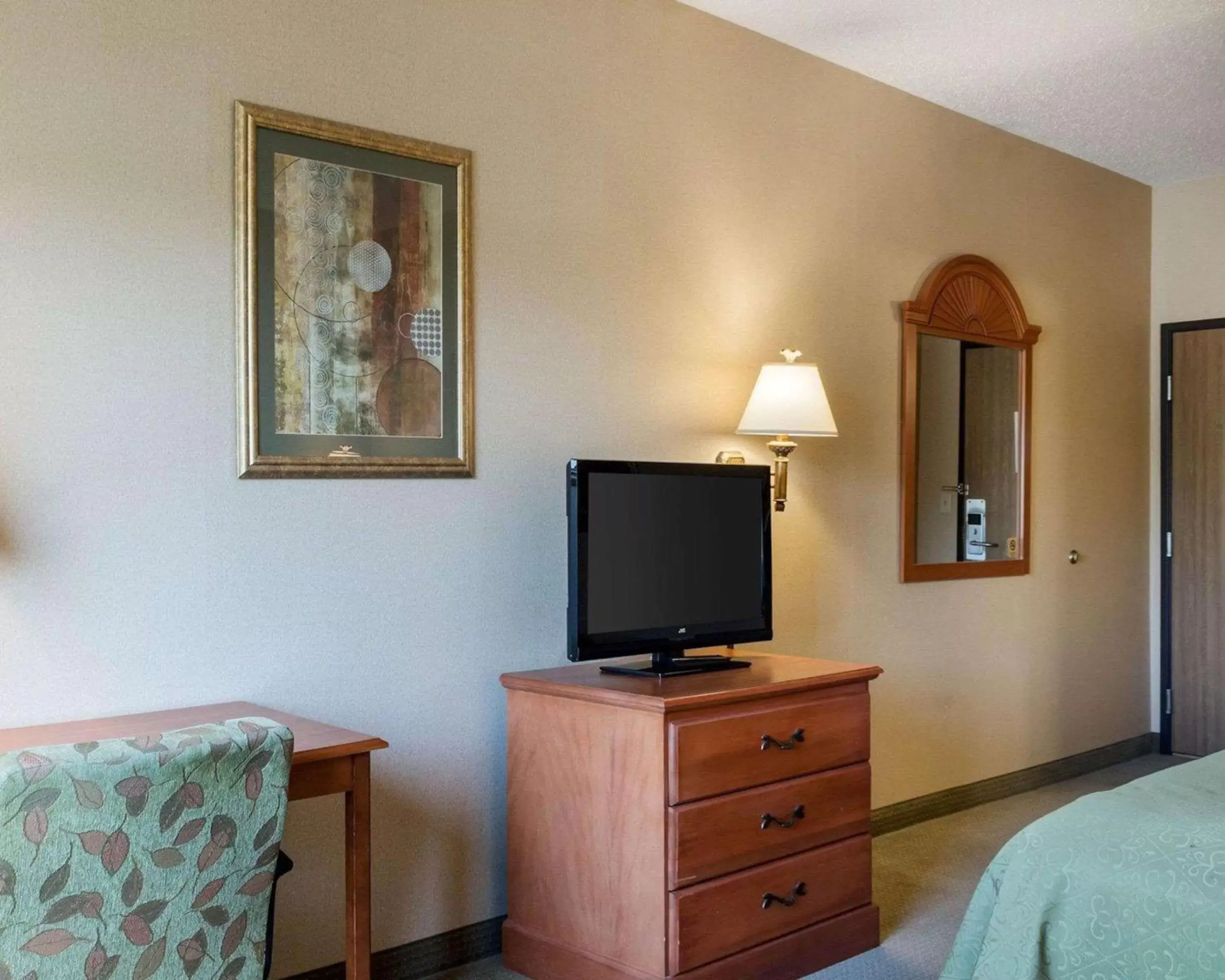 Photo of the whole room, TV/Entertainment Center in Quality Inn Brookings-University