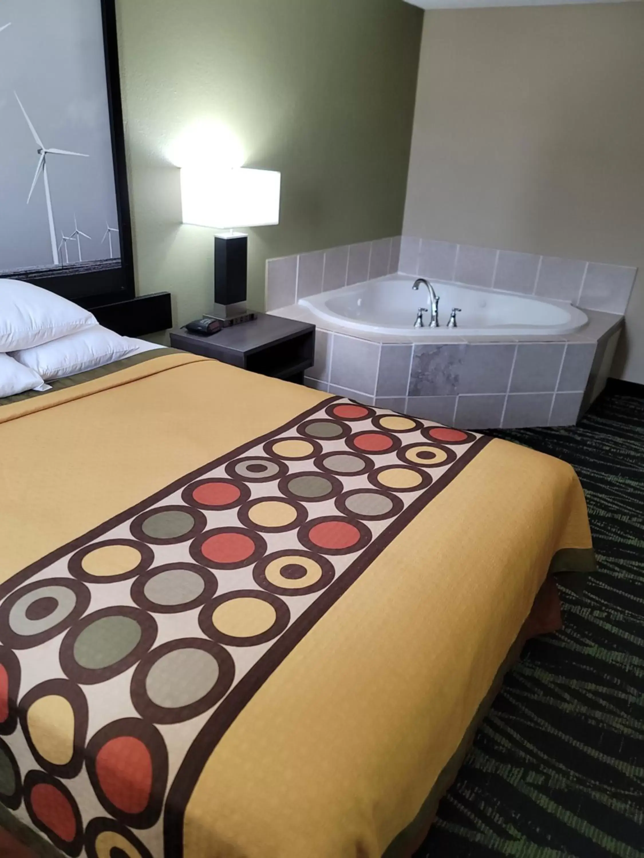 Hot Tub, Bed in Red Lion Inn and Suites Liberty