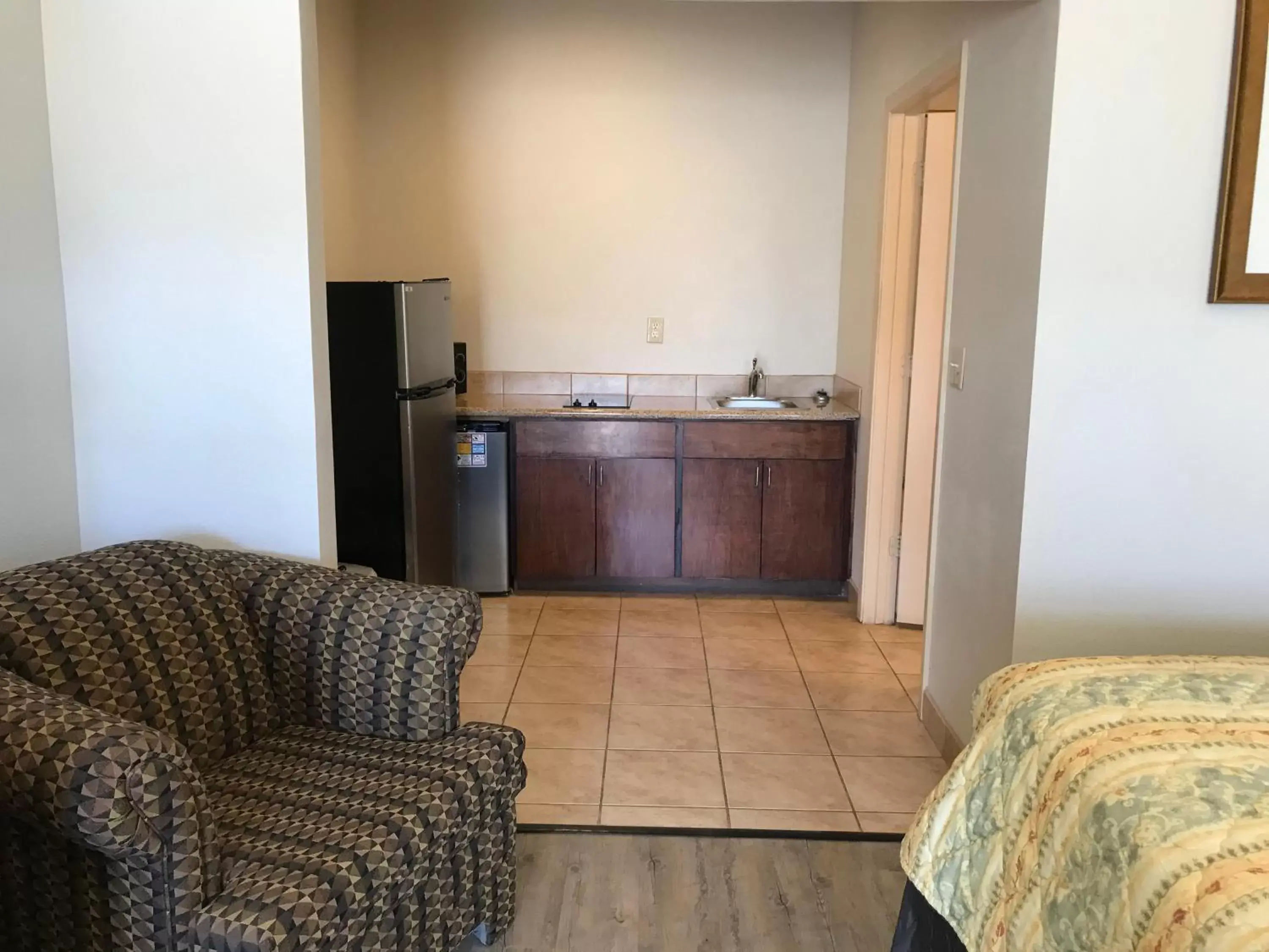 Living room, Kitchen/Kitchenette in Big Lake Inn and Suites