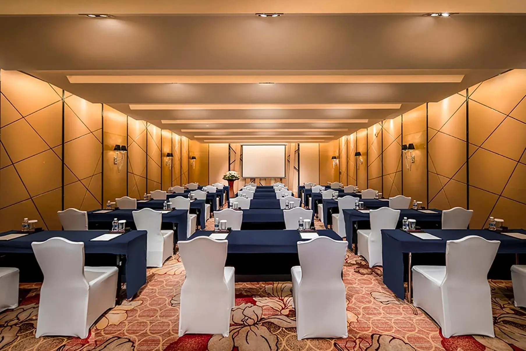 Meeting/conference room, Restaurant/Places to Eat in Crowne Plaza Shenzhen Longgang City Centre, an IHG Hotel