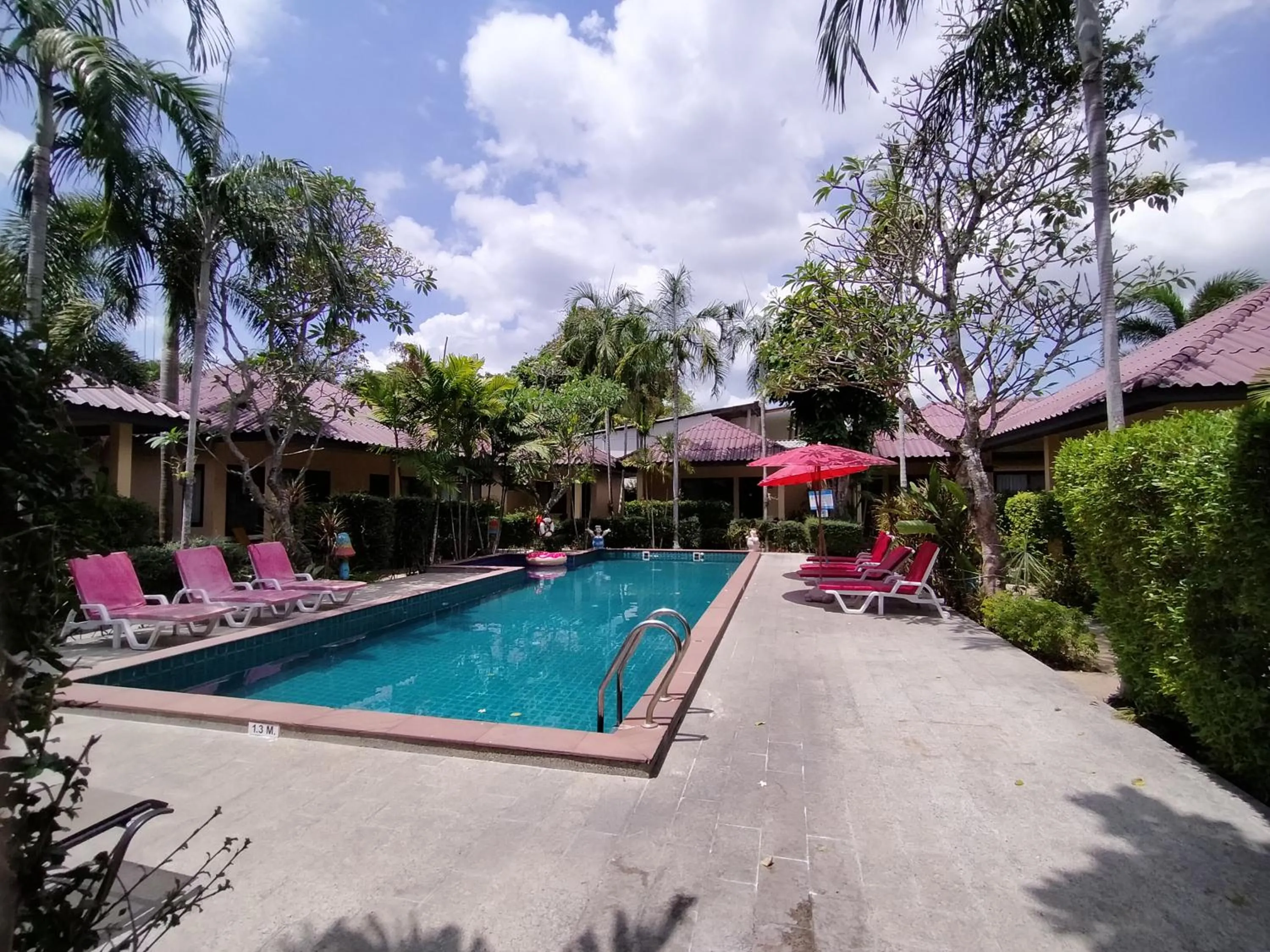 Swimming pool in Happy Cottage