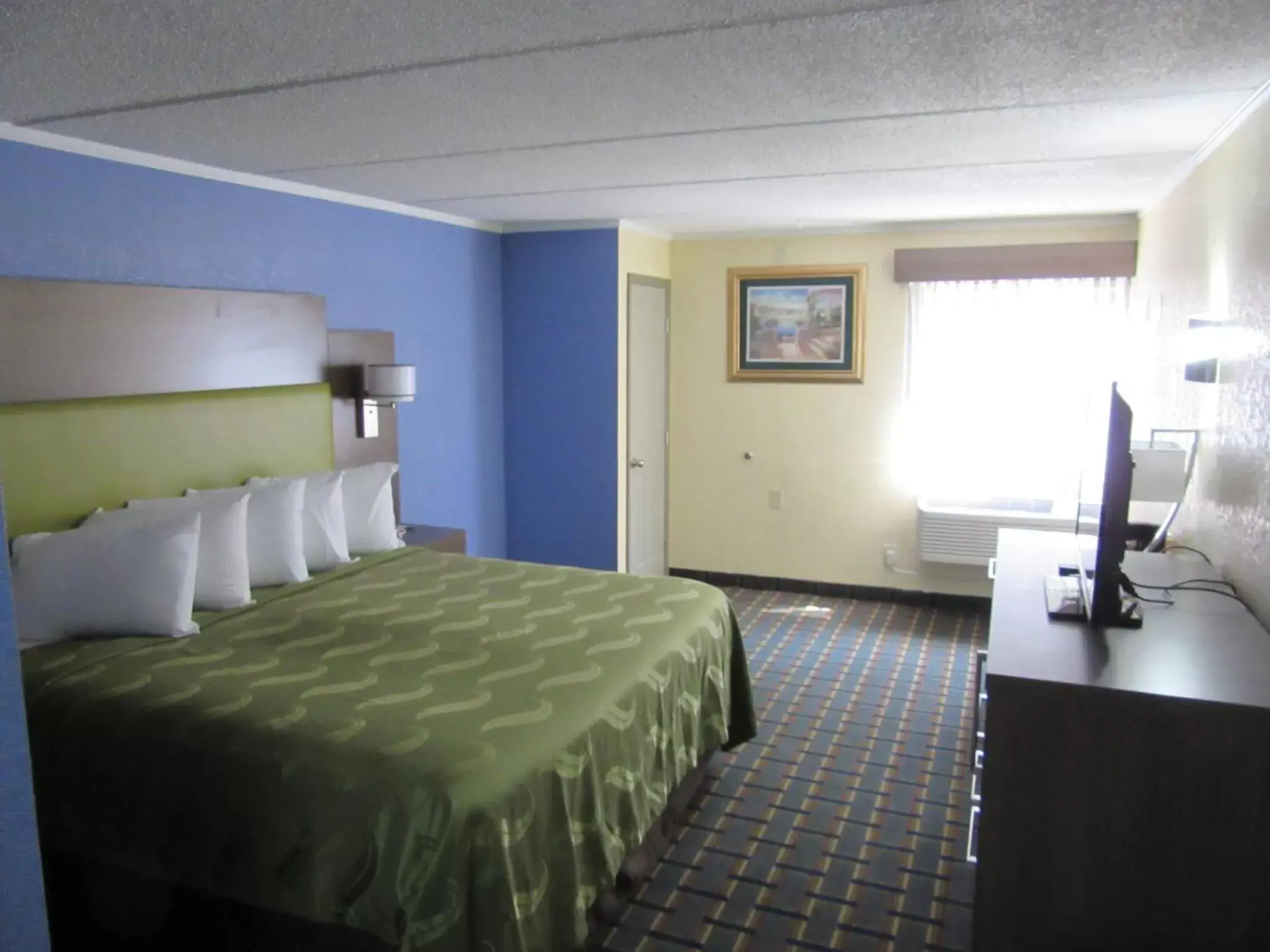 Bed in Quality Inn & Suites near Six Flags East