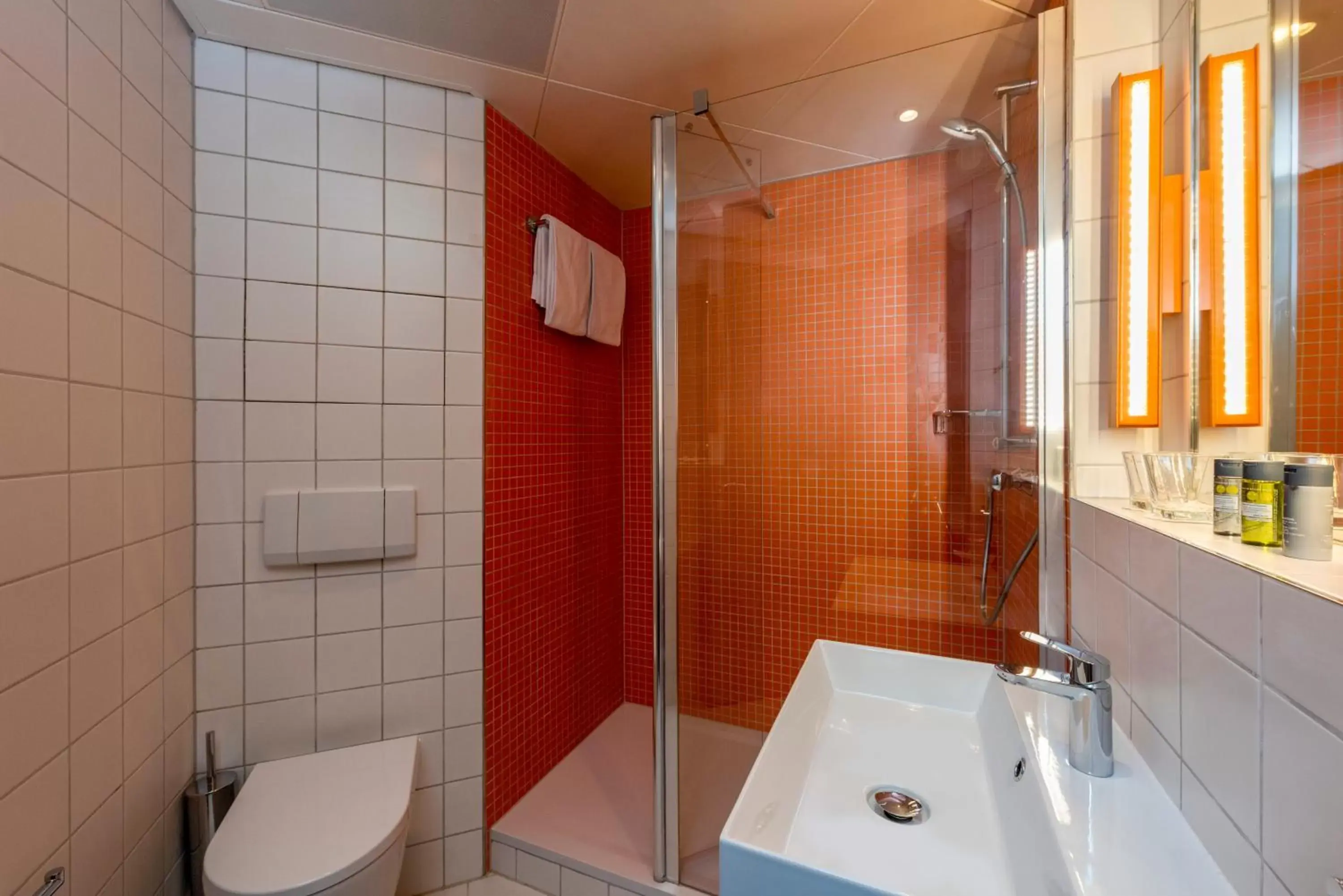 Bathroom in ibis Styles Berlin Treptow