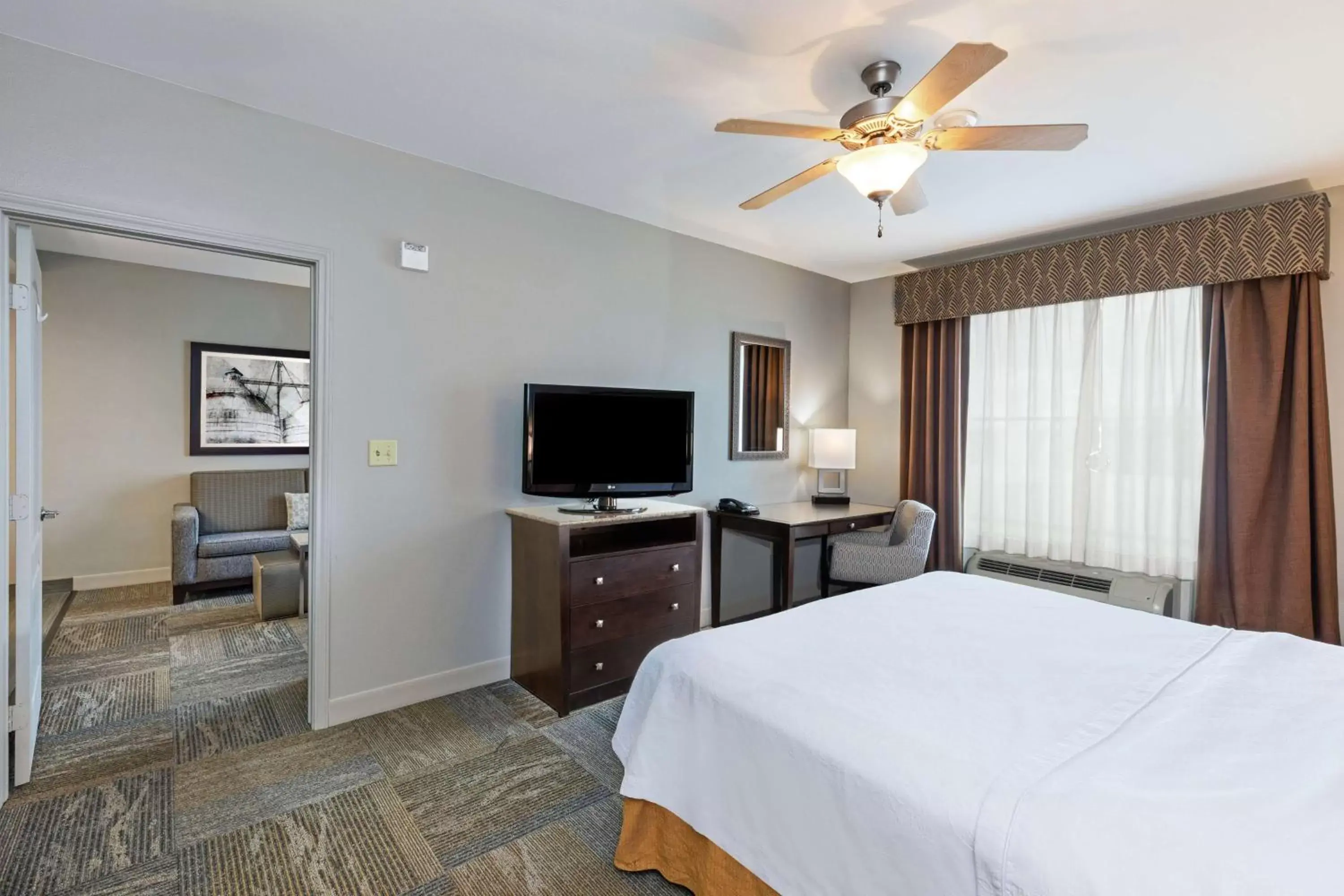 Bedroom, TV/Entertainment Center in Homewood Suites by Hilton Waco