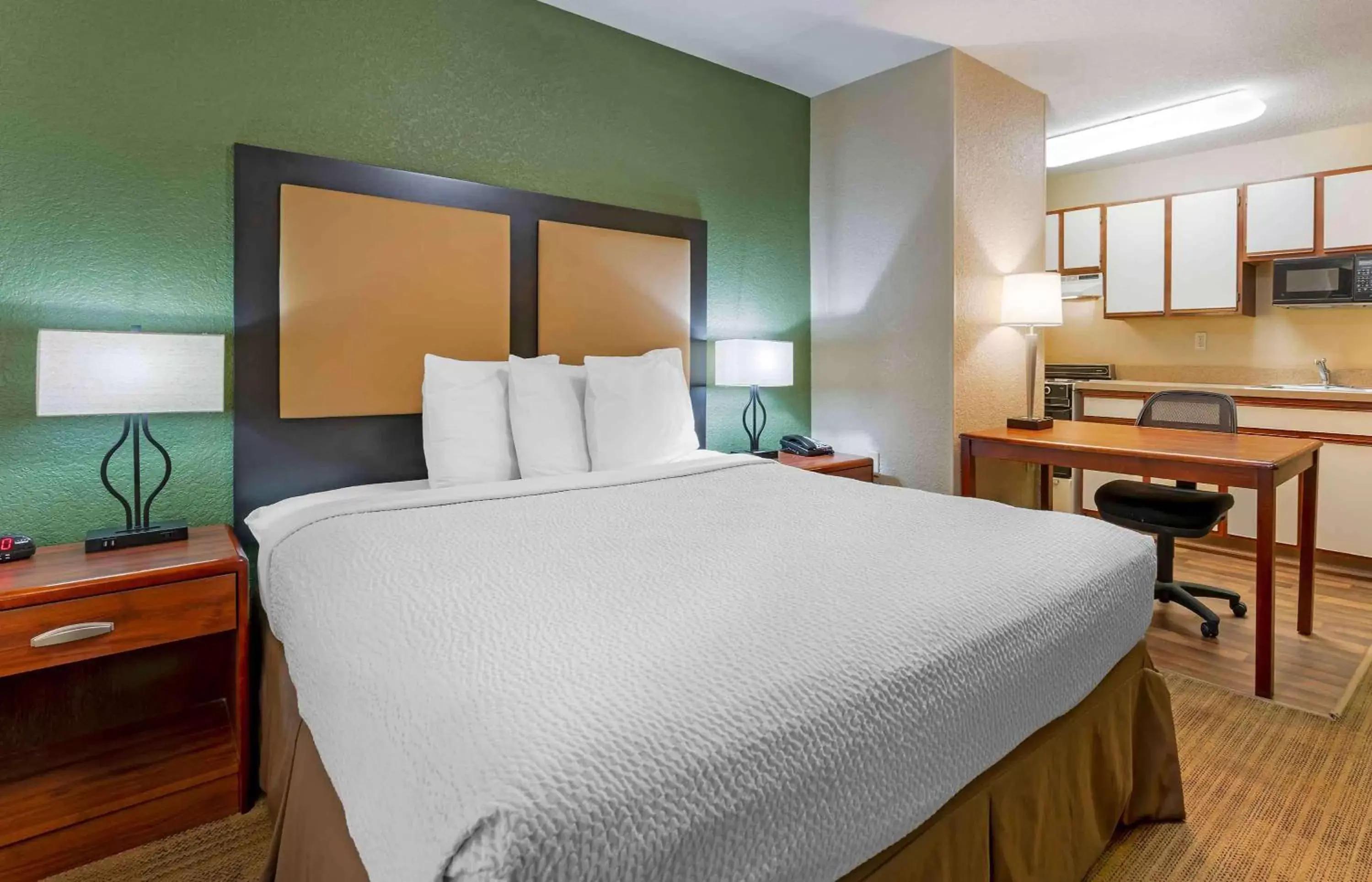 Bedroom, Bed in Extended Stay America Suites - Fort Wayne - North