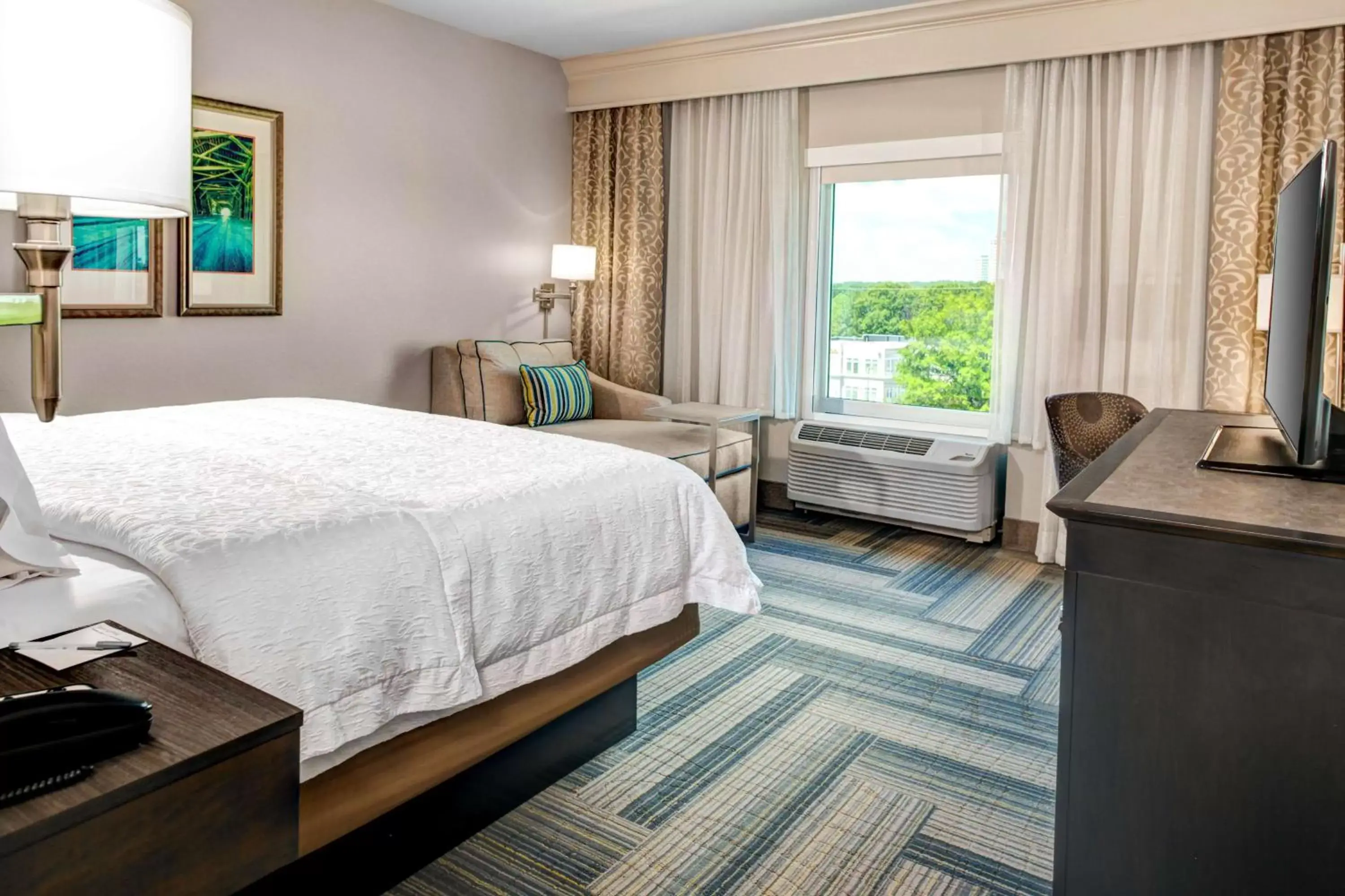 Bed in Hampton Inn & Suites by Hilton Atlanta Perimeter Dunwoody