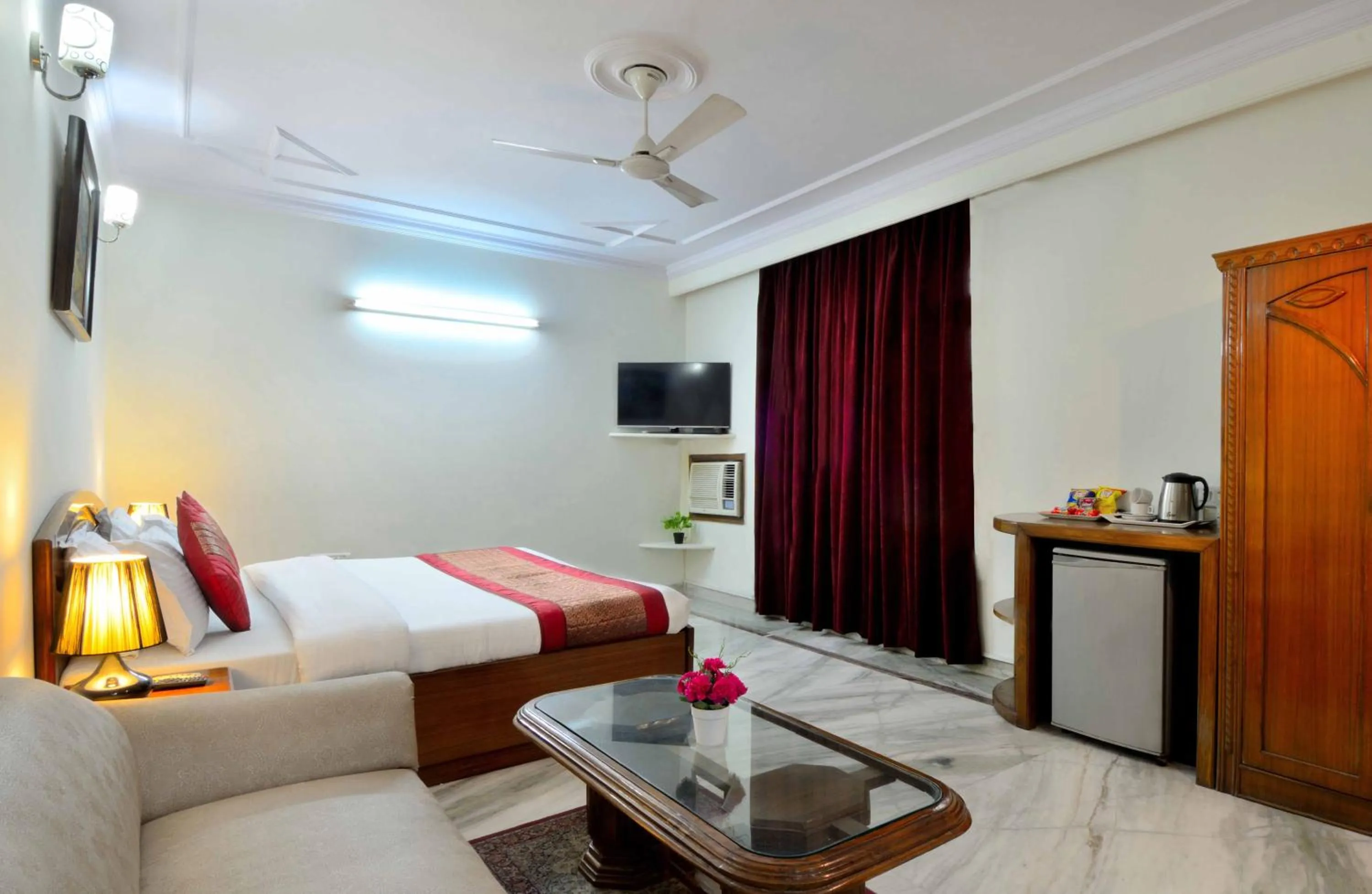 Property building, Bed in Hotel Pablas International, New Delhi, Near Metro
