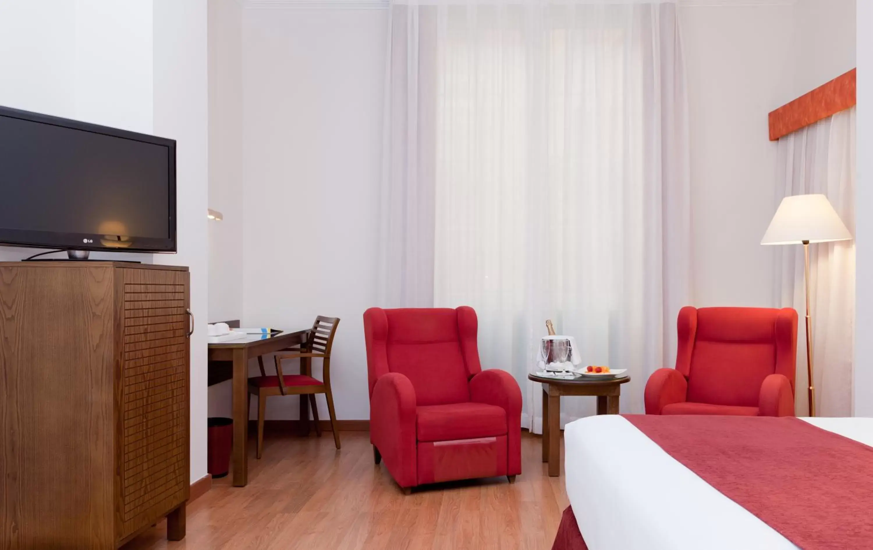 TV and multimedia, Seating Area in Senator Cádiz Spa Hotel