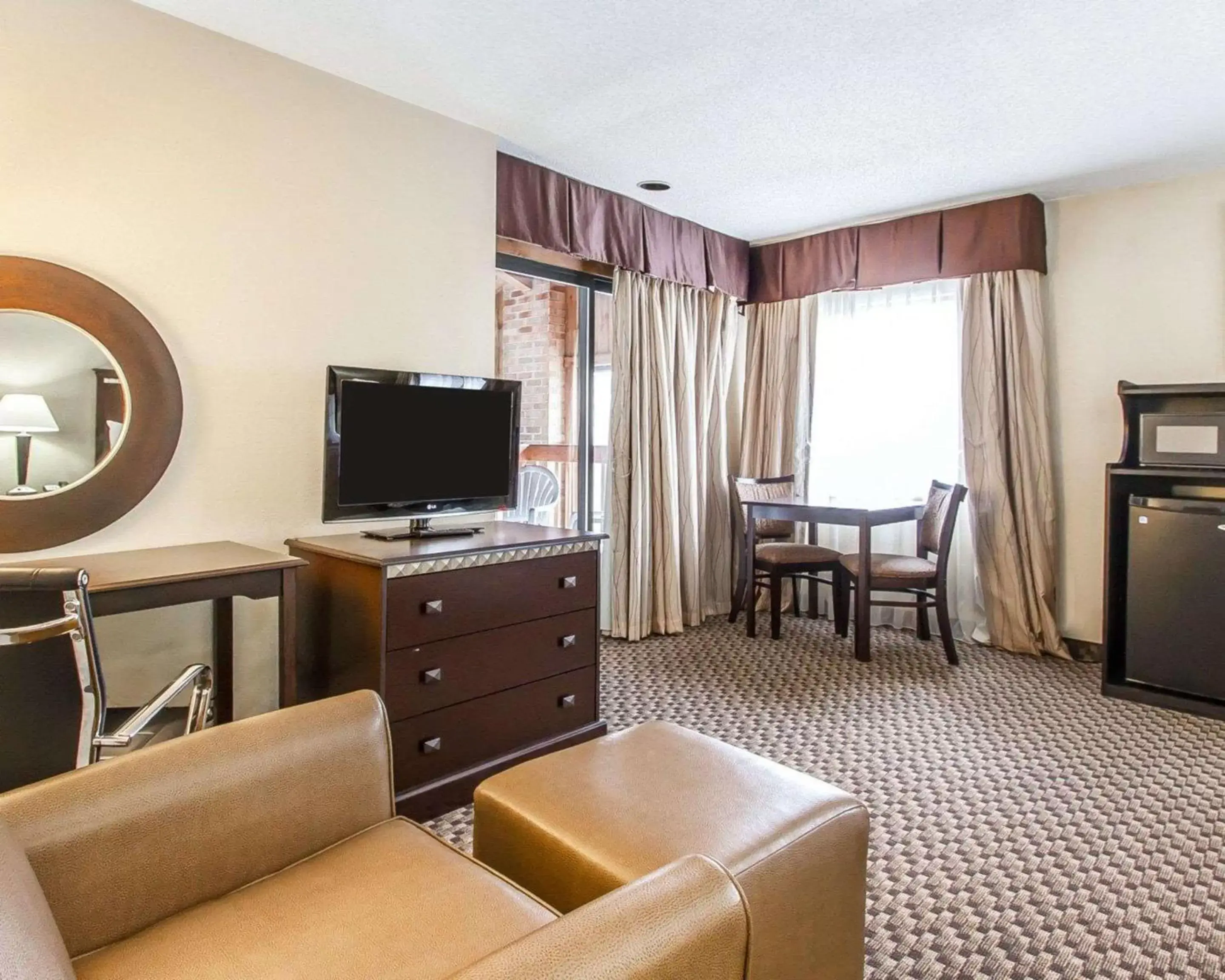 Photo of the whole room, Seating Area in Quality Inn Macomb near University Area