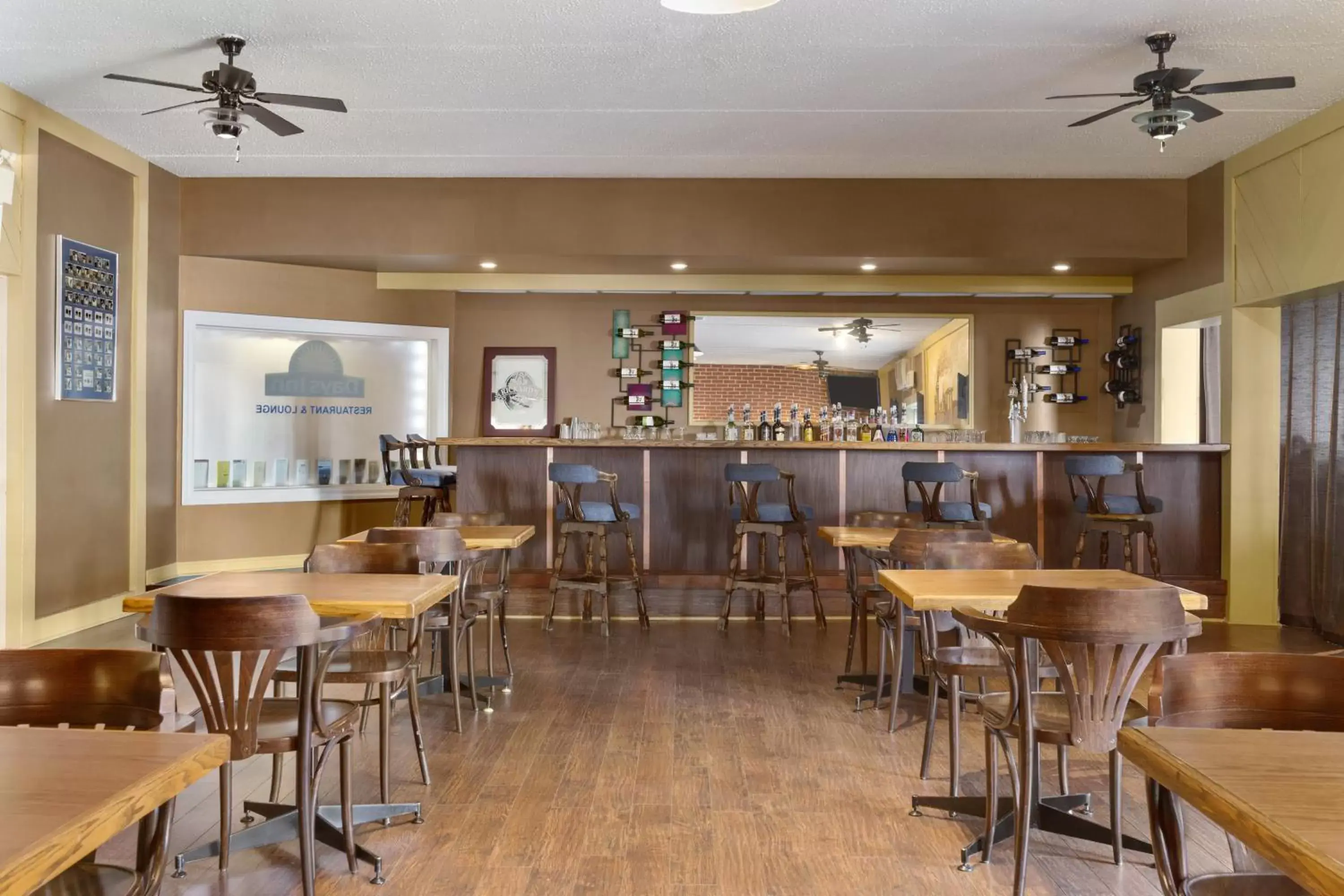 Lounge or bar, Restaurant/Places to Eat in Days Inn by Wyndham Bridgewater Conference Center