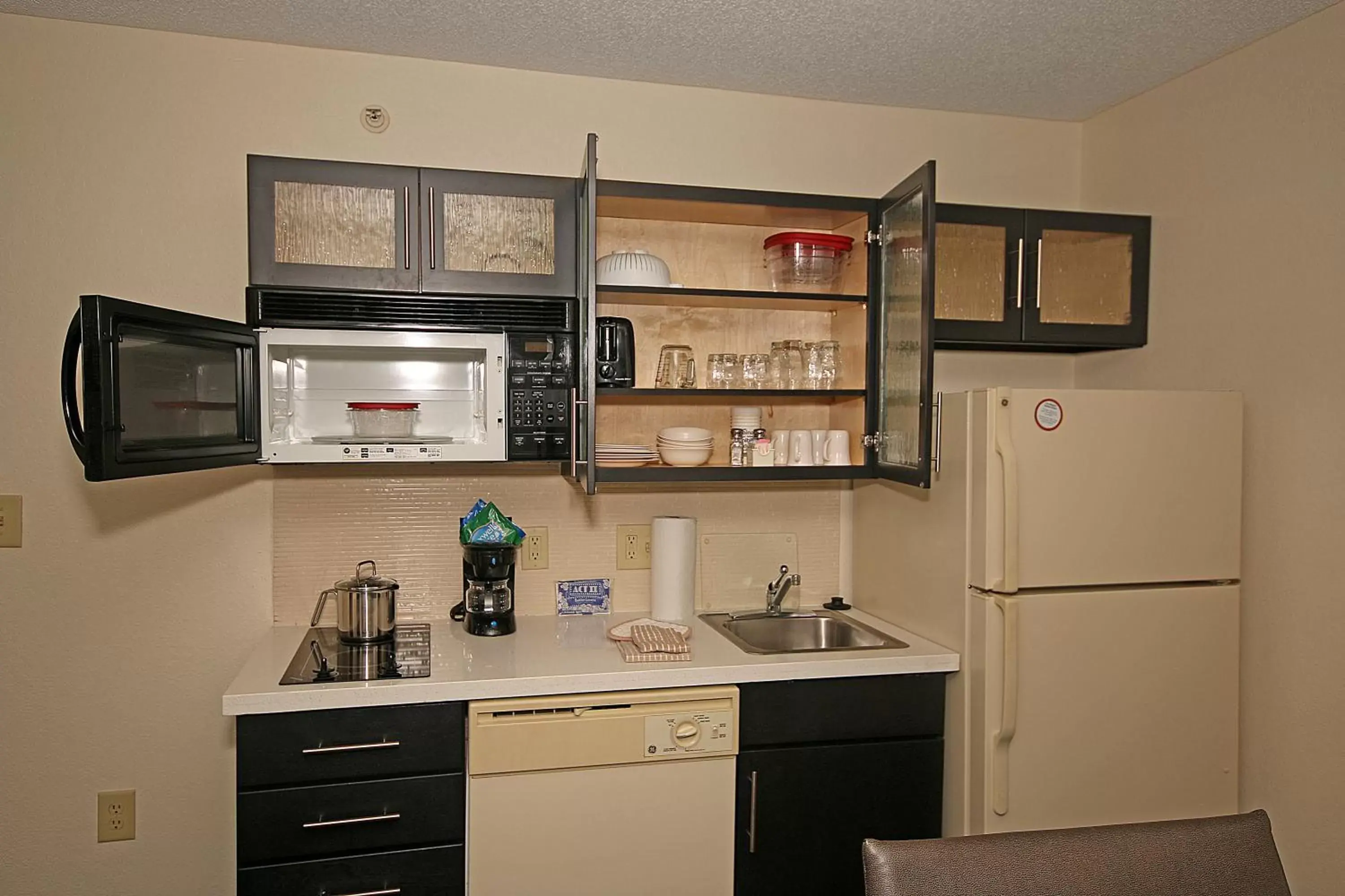 Bedroom, Kitchen/Kitchenette in Candlewood Suites Newport News-Yorktown, an IHG Hotel