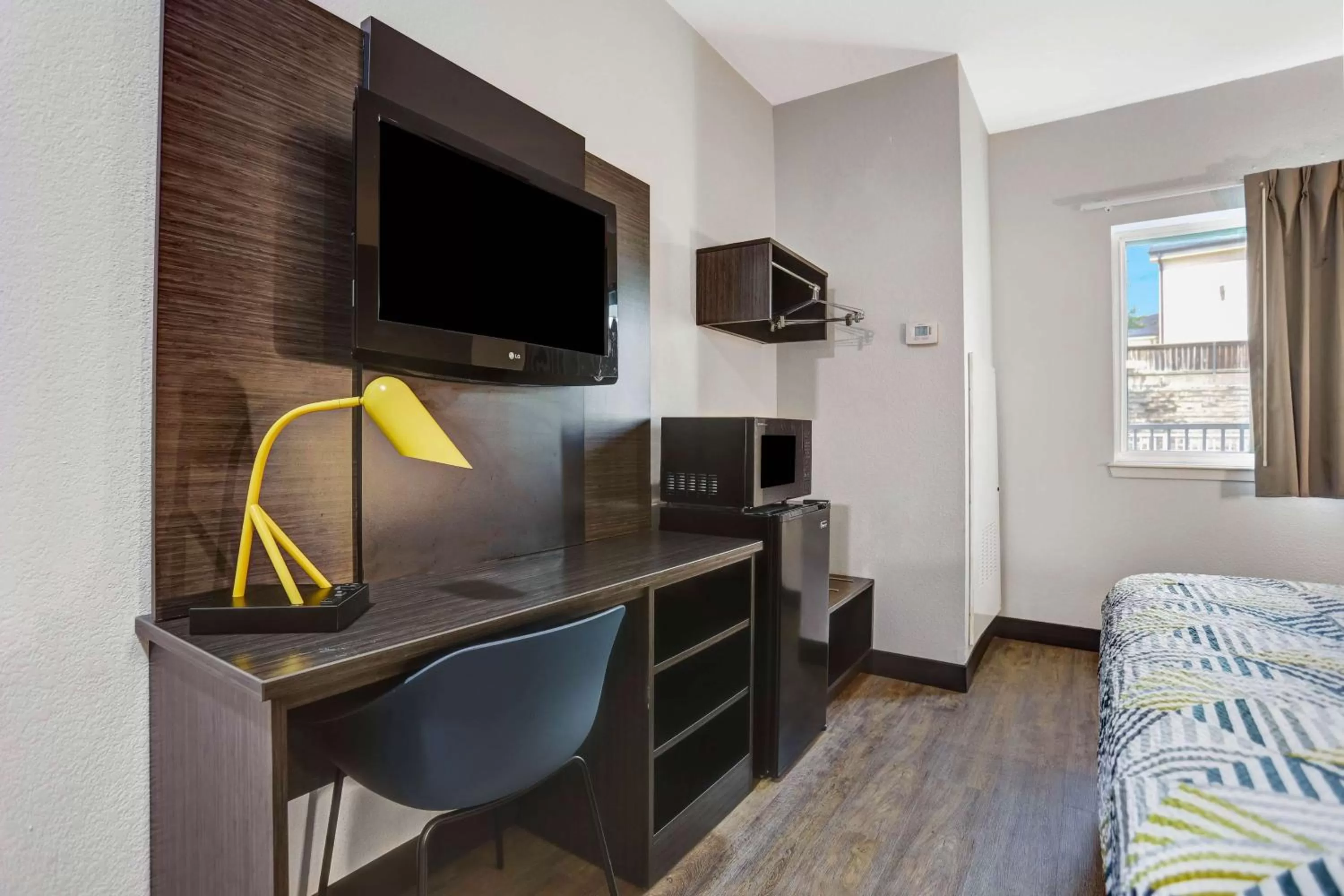 TV and multimedia, Bed in Motel 6-Weatherford, TX