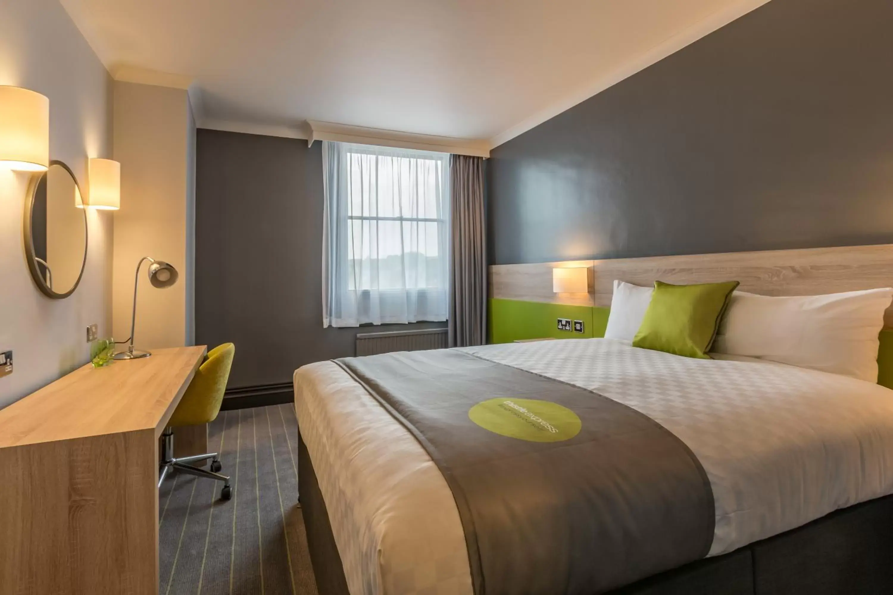Shower, Bed in Thistle Express London Luton Shower, Bed in Thistle Express London Luton