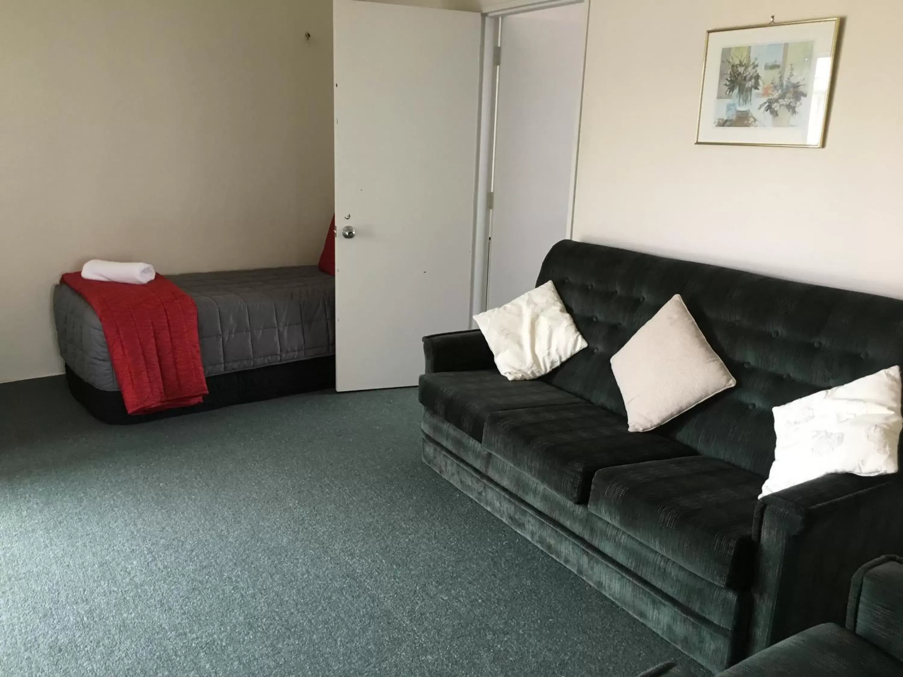 Living room, Seating Area in Ascot Oamaru Motel