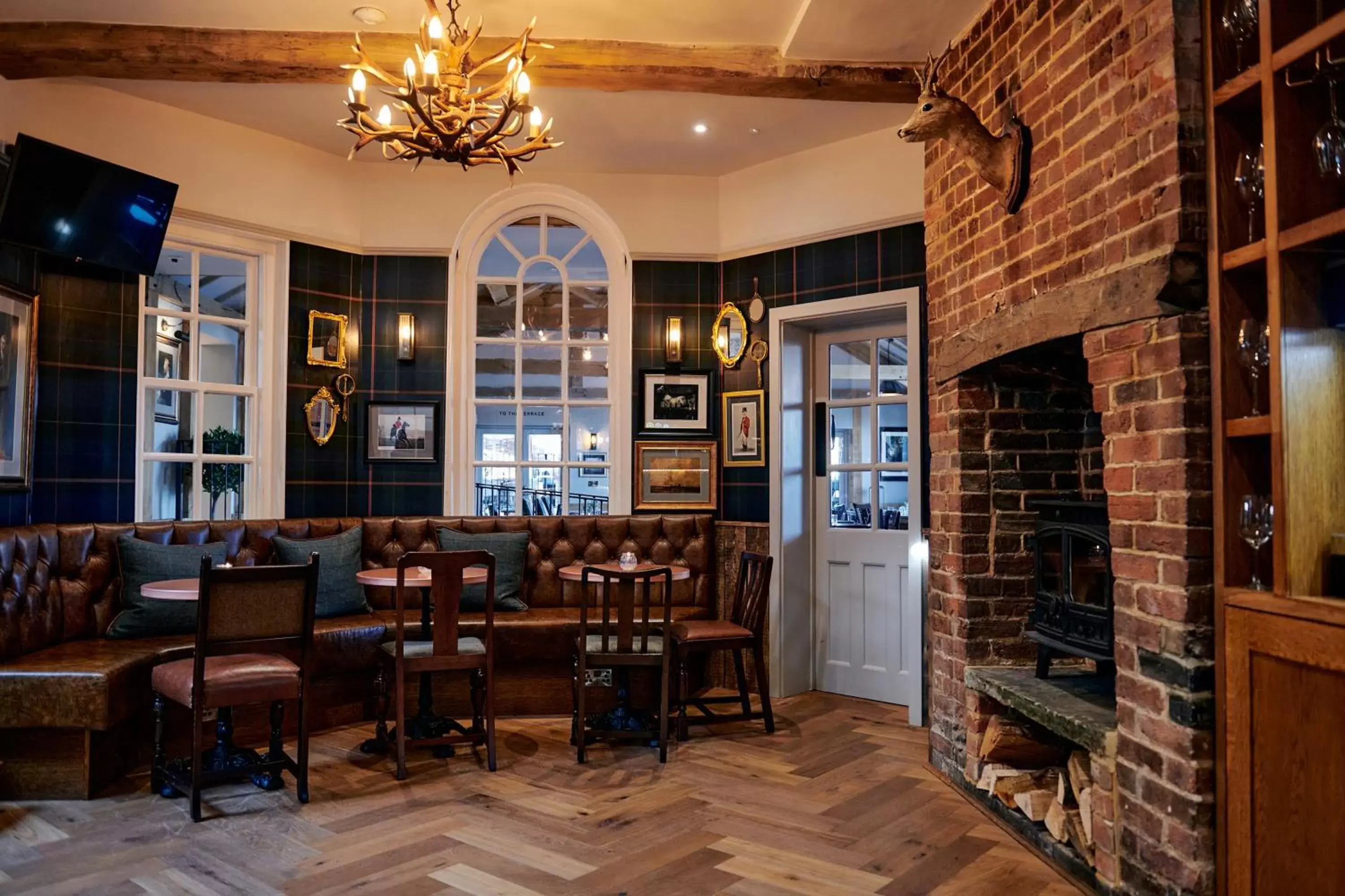Restaurant/Places to Eat in Hare And Hounds Newbury
