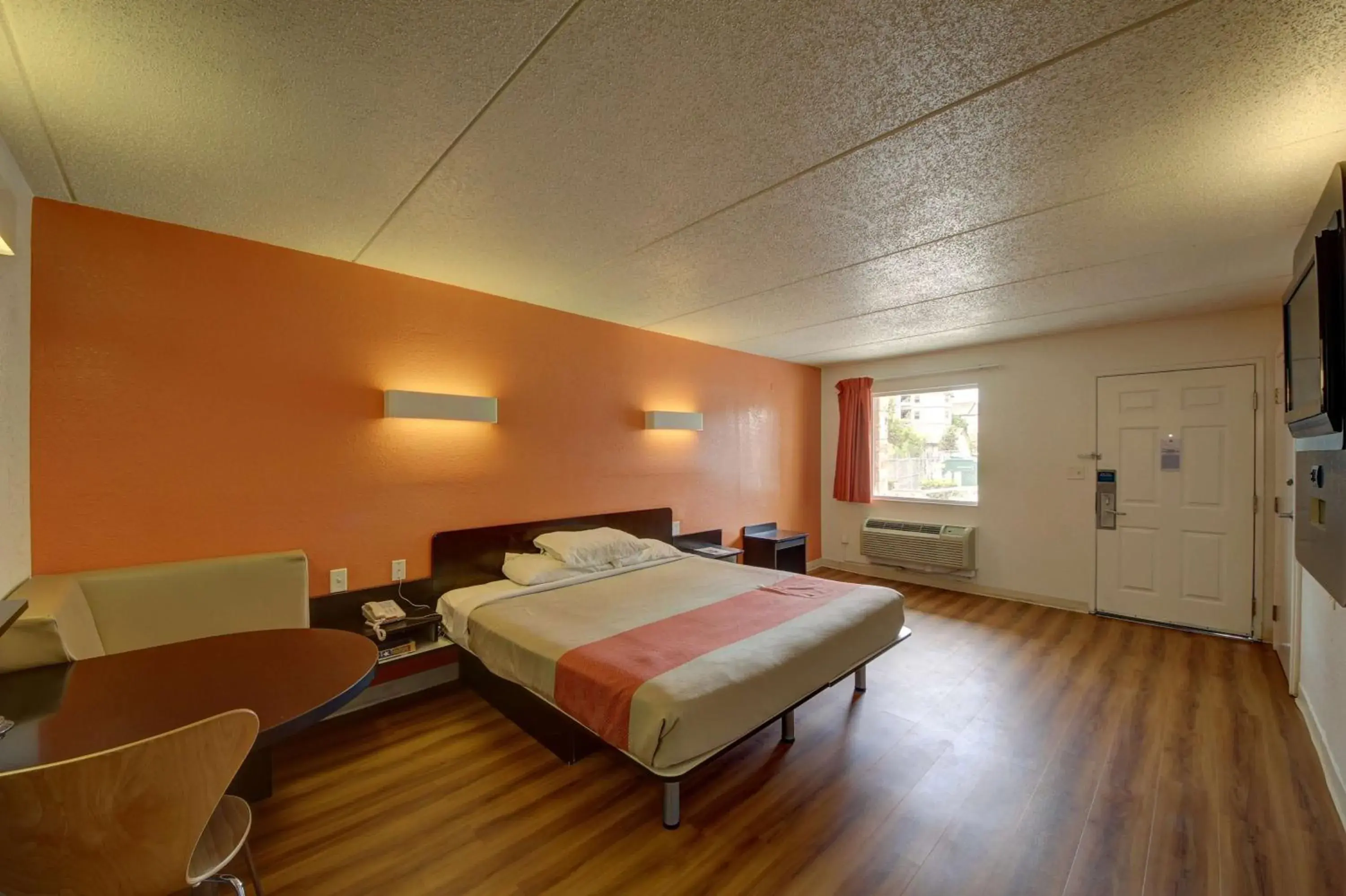 TV and multimedia, Bed in Motel 6-San Antonio, TX - Downtown - Market Square