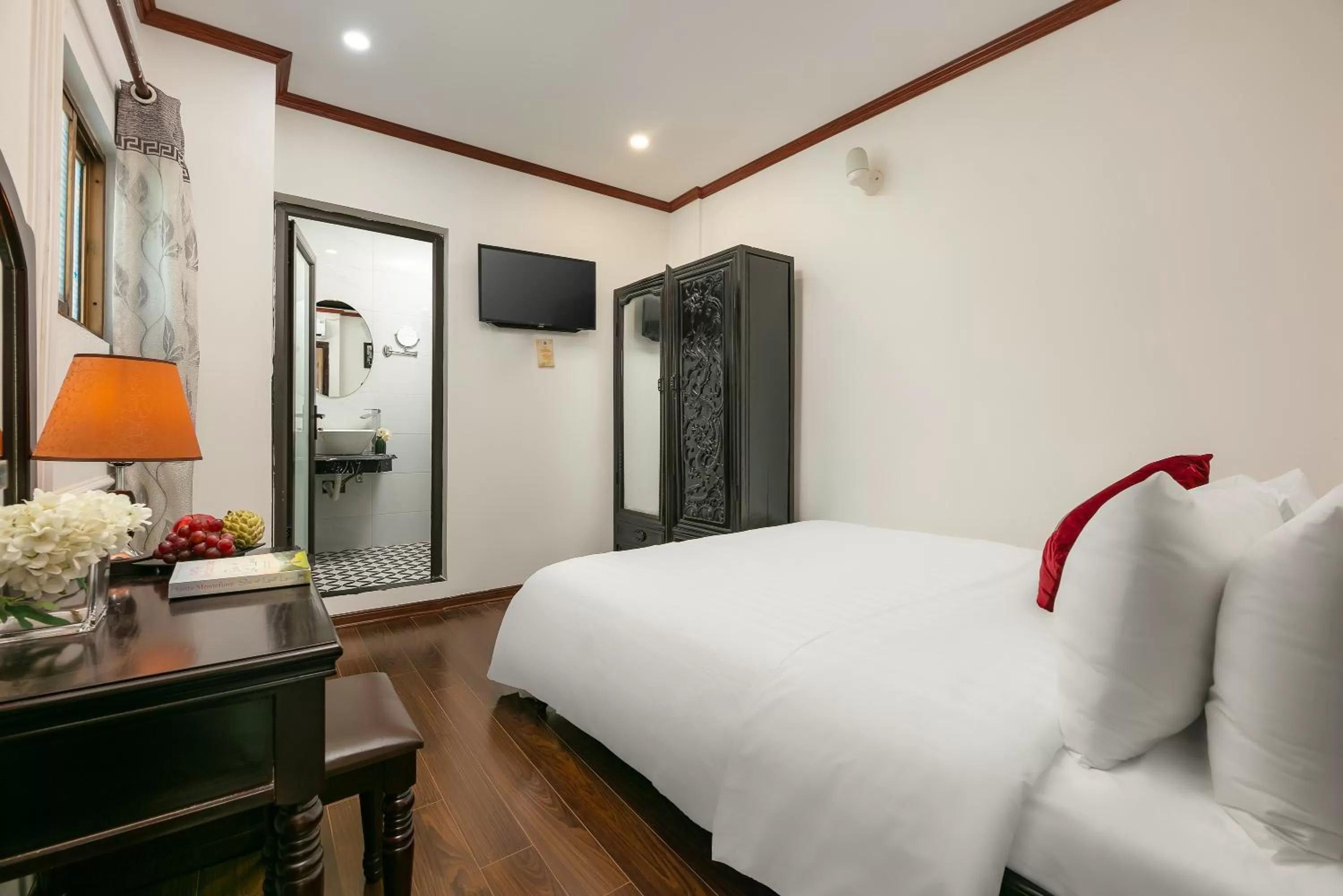 Communal lounge/ TV room, Bed in Silk Castle Hotel & Spa - Hanoi Old quarter