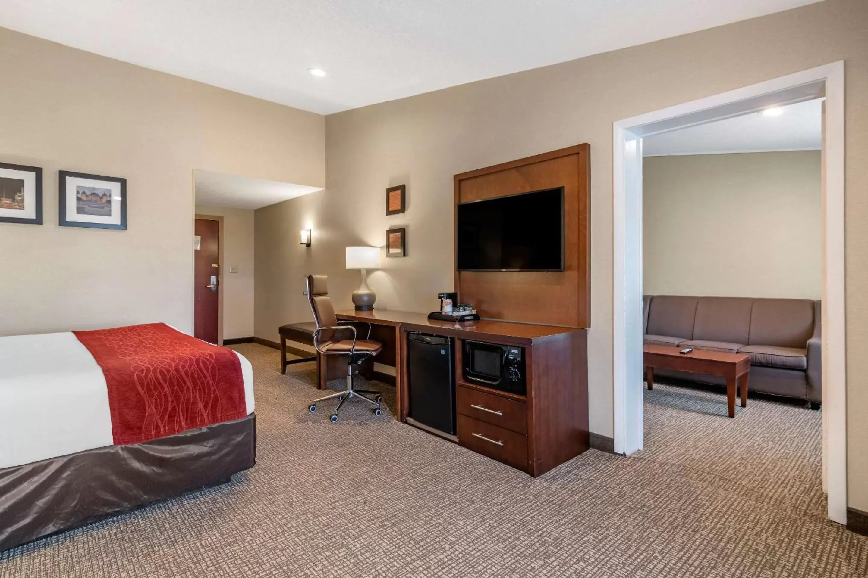 Bedroom, TV/Entertainment Center in Comfort Inn Glenmont - Albany South