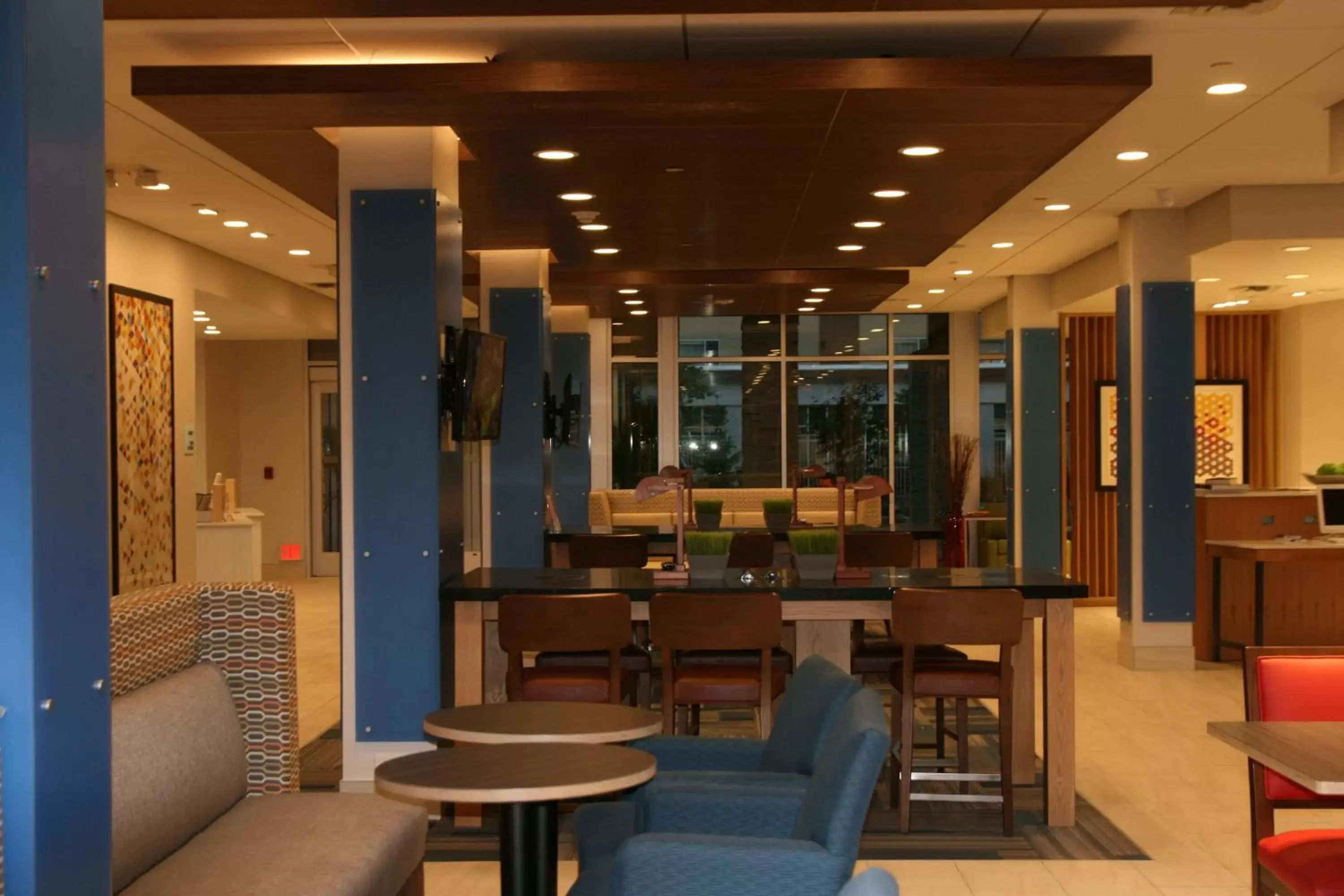 Breakfast, Lounge/Bar in Holiday Inn Express & Suites Boise Airport, an IHG Hotel