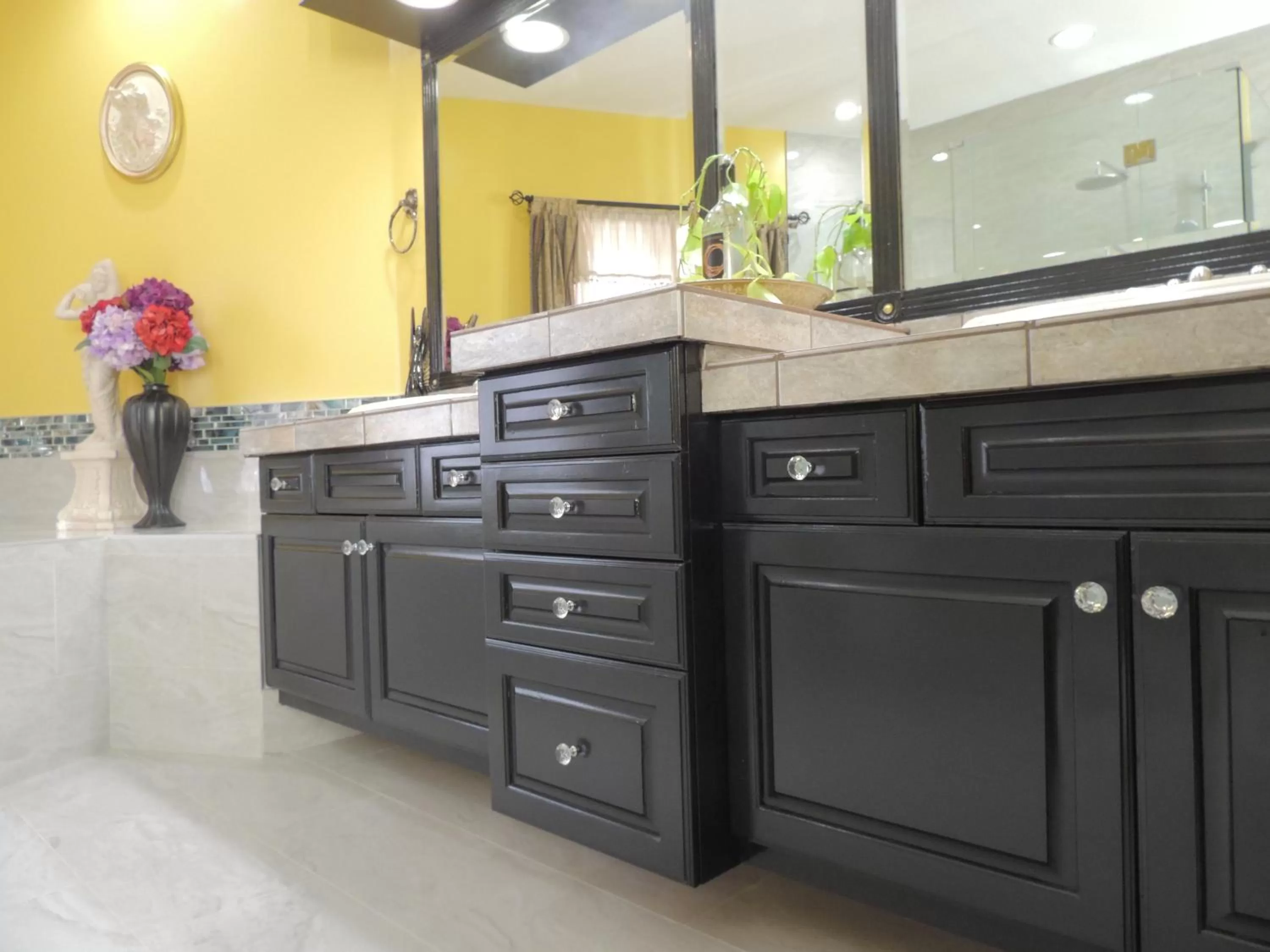 Bathroom, Kitchen/Kitchenette in Summer Express Kelowna B&B - Villa Bellissimo Fran-Talia