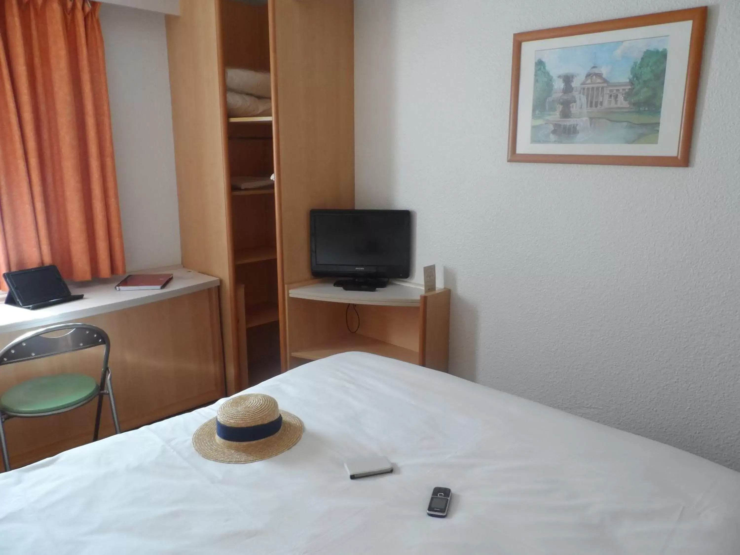 Bedroom, TV/Entertainment Center in ibis Niort Marais Poitevin